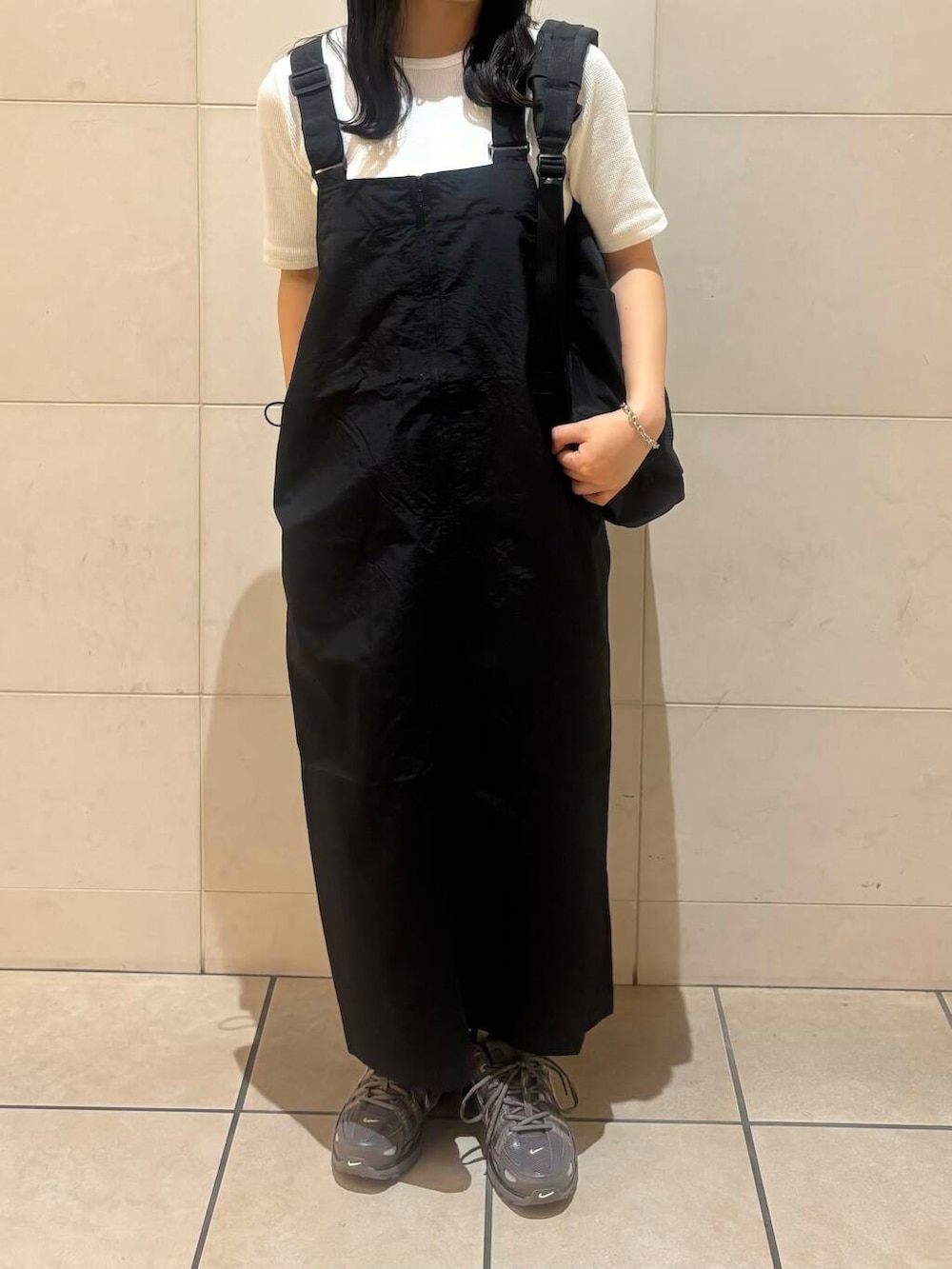 「大人カジュアル、スポーツミックス、シンプルコーデ、低身長、アーバンリサーチドアーズ、newarrival、休日スタイル、低身長コーデ、新作、アウトドアコーデ、旅行コーデ、ナチュラル×イエベ秋、最旬スニーカーコーデ、私のイチ推しブランド、初夏のお出掛けコーデ」｜「FORK&SPOONのFORK&SPOON　ナイロンサスペンダーワンピース（ジャンパースカート、ブラック系）」を使った、chihiroさん（レディース・153cm）の春コーディネートの2枚目の写真