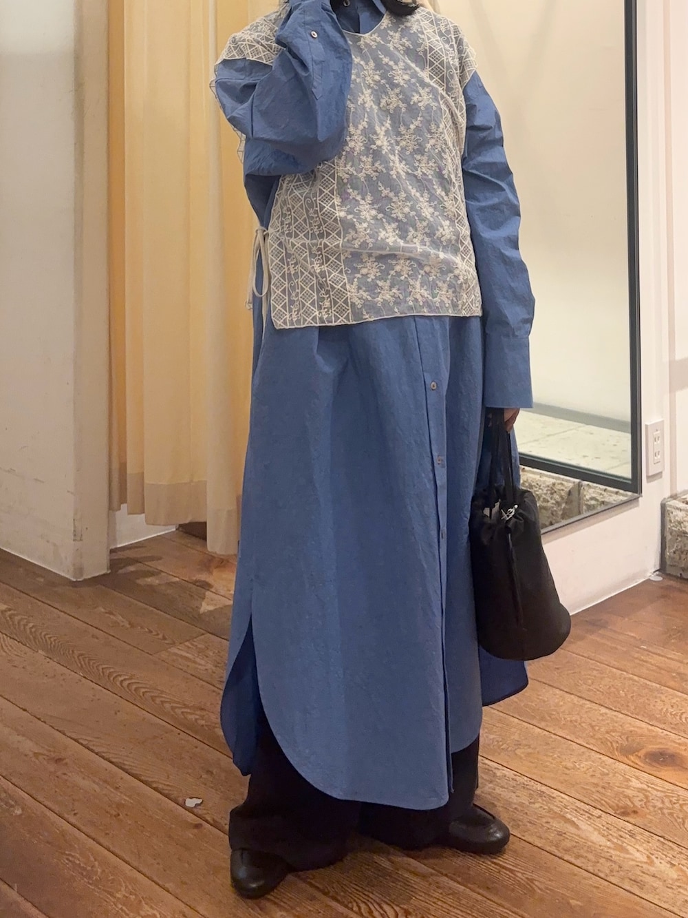 ブルー系のワンピース、ブラック系のその他パンツ、ベージュ系のストール/ショールを着用したレディースの冬コーディネートの2枚目の写真