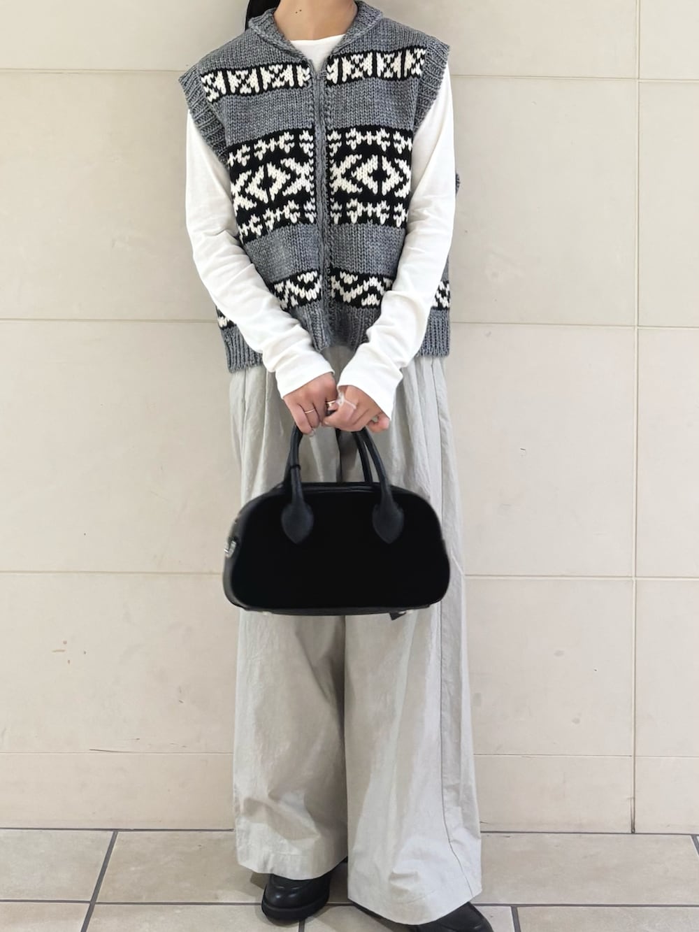 ホワイト系のTシャツ/カットソー、グレー系のその他パンツ、ブラック系のショルダーバッグを着用したレディースの秋コーディネートの3枚目の写真