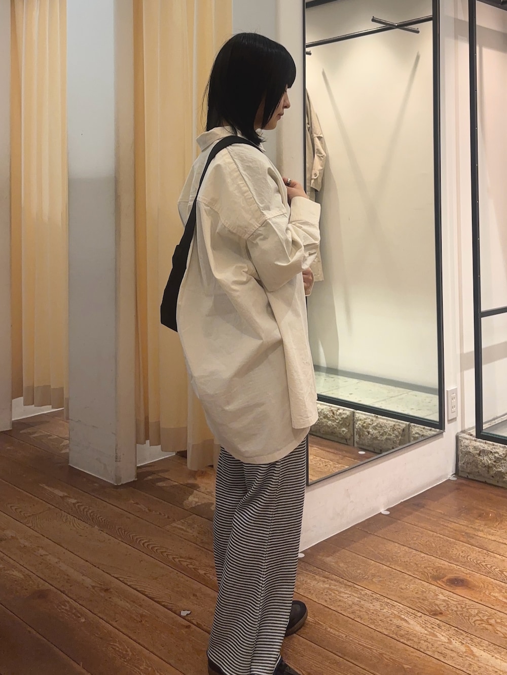 ブルー系のその他パンツ、ホワイト系のシャツ/ブラウス、ブラック系のスニーカーを着用したレディースの冬コーディネートの4枚目の写真