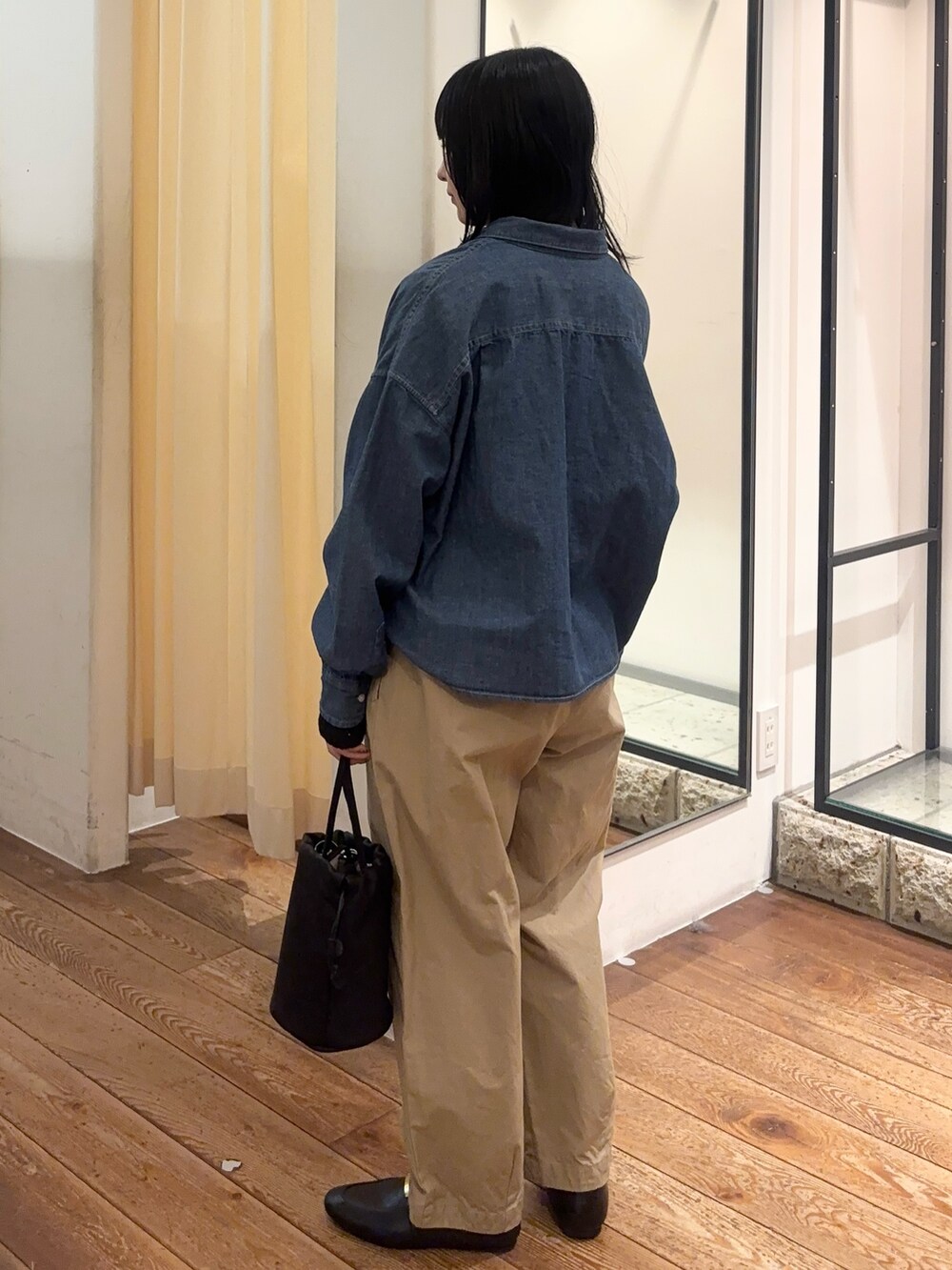 ブルー系のシャツ/ブラウス、ブラック系のTシャツ/カットソー、ベージュ系のその他パンツを着用したレディースの冬コーディネートの5枚目の写真