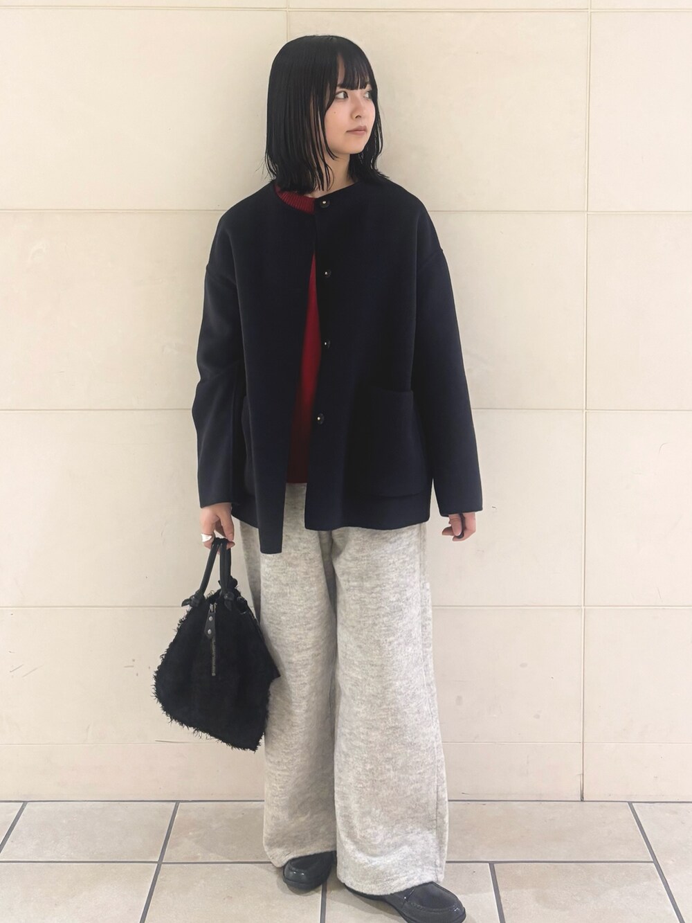 グレー系のその他パンツ、ブラック系のハンドバッグ、ブルー系のその他アウターを着用したレディースの秋コーディネートの5枚目の写真