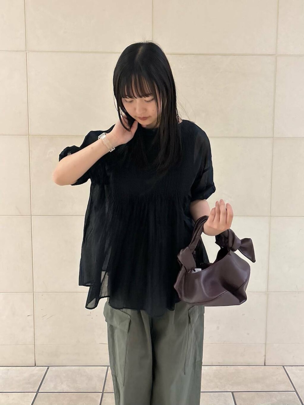 「カーディガン、大人カジュアル、カジュアルコーデ、シンプルコーデ、かぐれ、低身長、アーバンリサーチドアーズ、newarrival、リネンパンツ、休日スタイル、低身長コーデ、新作、旅行コーデ、ナチュラル×イエベ秋、私のイチ推しブランド」｜「URBAN RESEARCH DOORSのリップルベーシックタンクトップ（タンクトップ、ブラック系）」を使った、chihiroさん（レディース・153cm）の春コーディネートの3枚目の写真