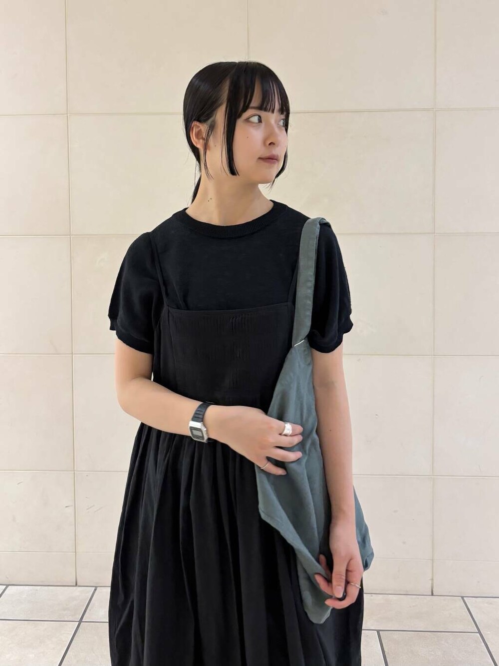 「ワンピース、ワントーンコーデ、大人カジュアル、カジュアルコーデ、シンプルコーデ、かぐれ、低身長、アーバンリサーチドアーズ、newarrival、休日スタイル、低身長コーデ、新作、旅行コーデ、イエベ秋、ナチュラル×イエベ秋」｜「URBAN RESEARCH DOORSのレインバレエシューズ（バレエシューズ、ブラック系）」を使った、chihiroさん（レディース・153cm）の夏コーディネートの2枚目の写真