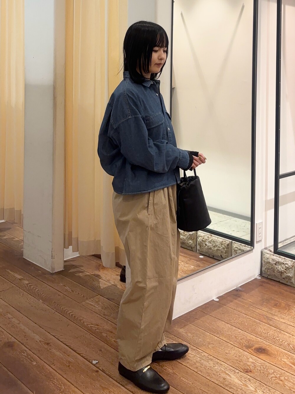 ブルー系のシャツ/ブラウス、ブラック系のTシャツ/カットソー、ベージュ系のその他パンツを着用したレディースの冬コーディネートの2枚目の写真