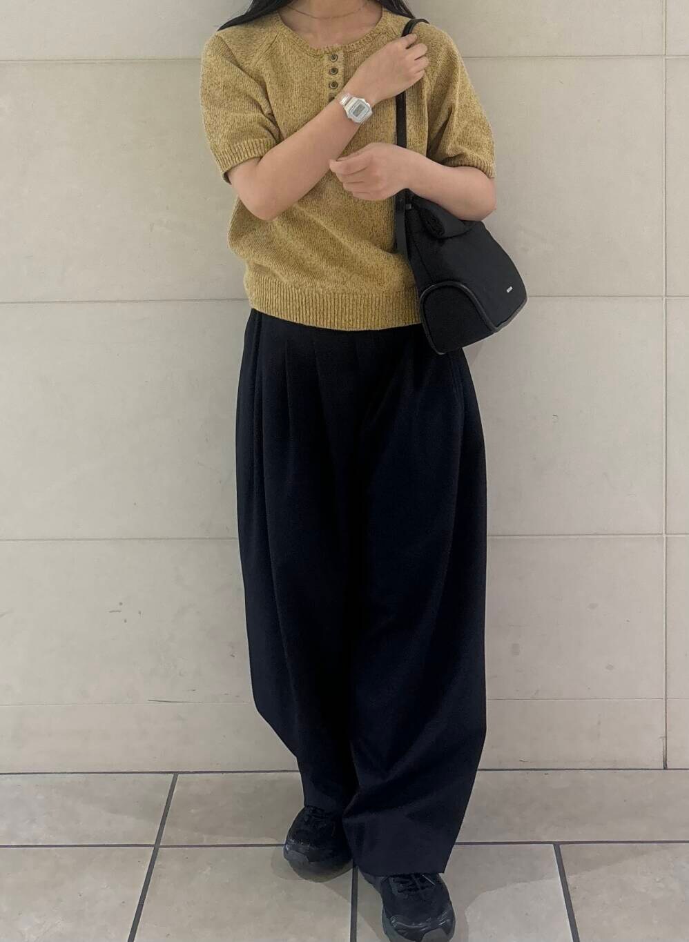 「大人カジュアル、カジュアルコーデ、シンプルコーデ、mizuiroind、低身長、アーバンリサーチドアーズ、newarrival、休日スタイル、doors、低身長コーデ、新作、綺麗めパンツ、旅行コーデ、ナチュラル×イエベ秋、私のイチ推しブランド」｜「RODE SKOのADD CULUMN　ROLLA M FABRIC（ショルダーバッグ、ブラック系）」を使った、chihiroさん（レディース・153cm）の春コーディネートの4枚目の写真