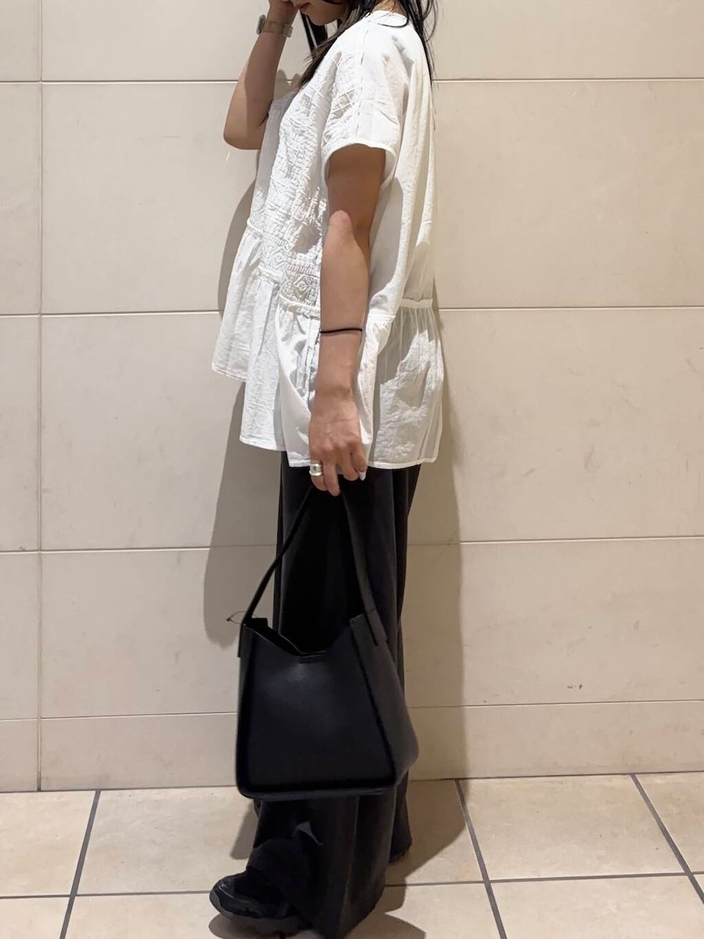 ブラック系のスニーカー、ホワイト系のシャツ/ブラウスを着用したレディースの夏コーディネートの4枚目の写真