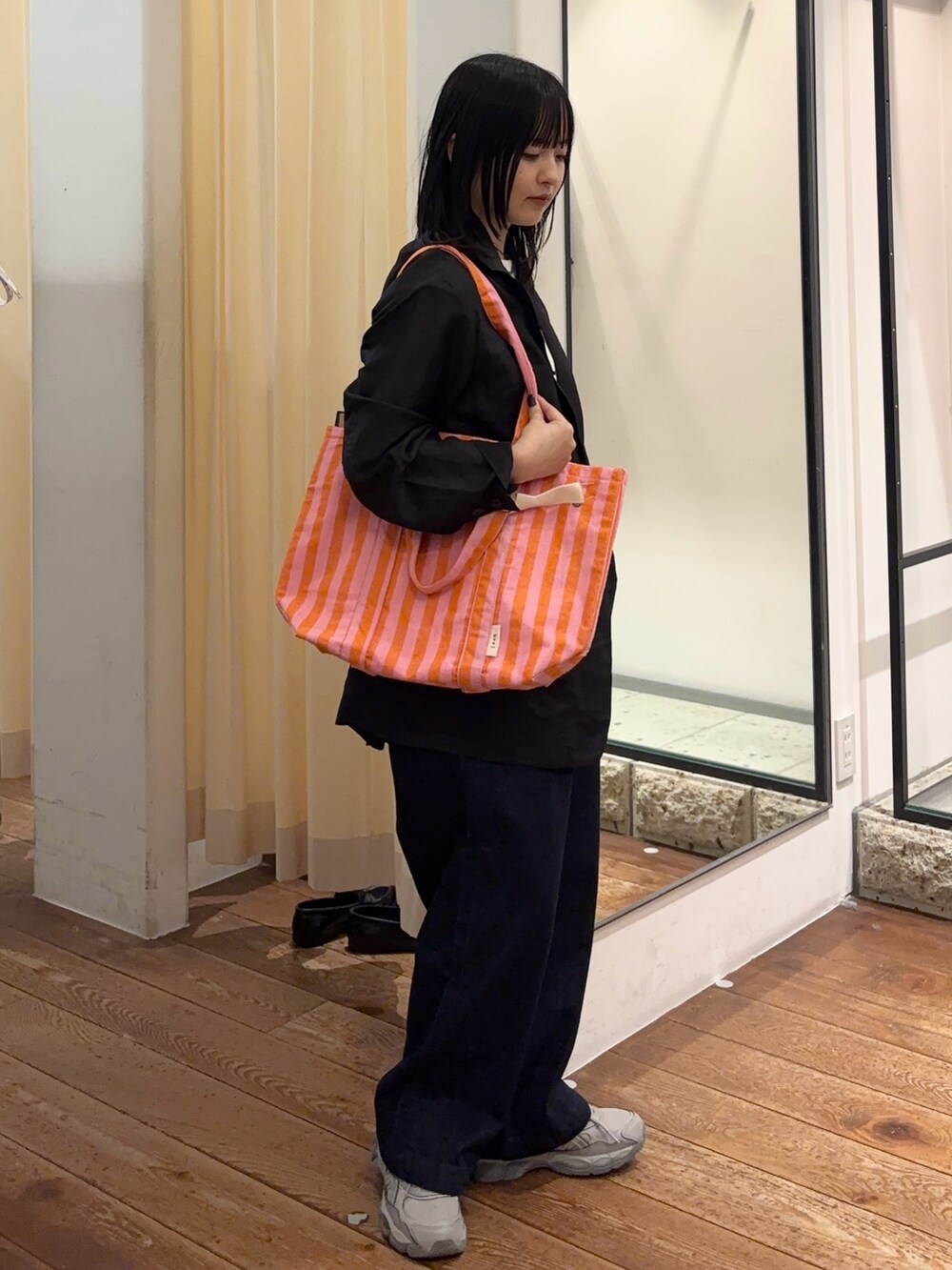 グレー系のスニーカー、ブルー系のその他パンツ、その他のTシャツ/カットソーを着用したレディースの春コーディネートの3枚目の写真