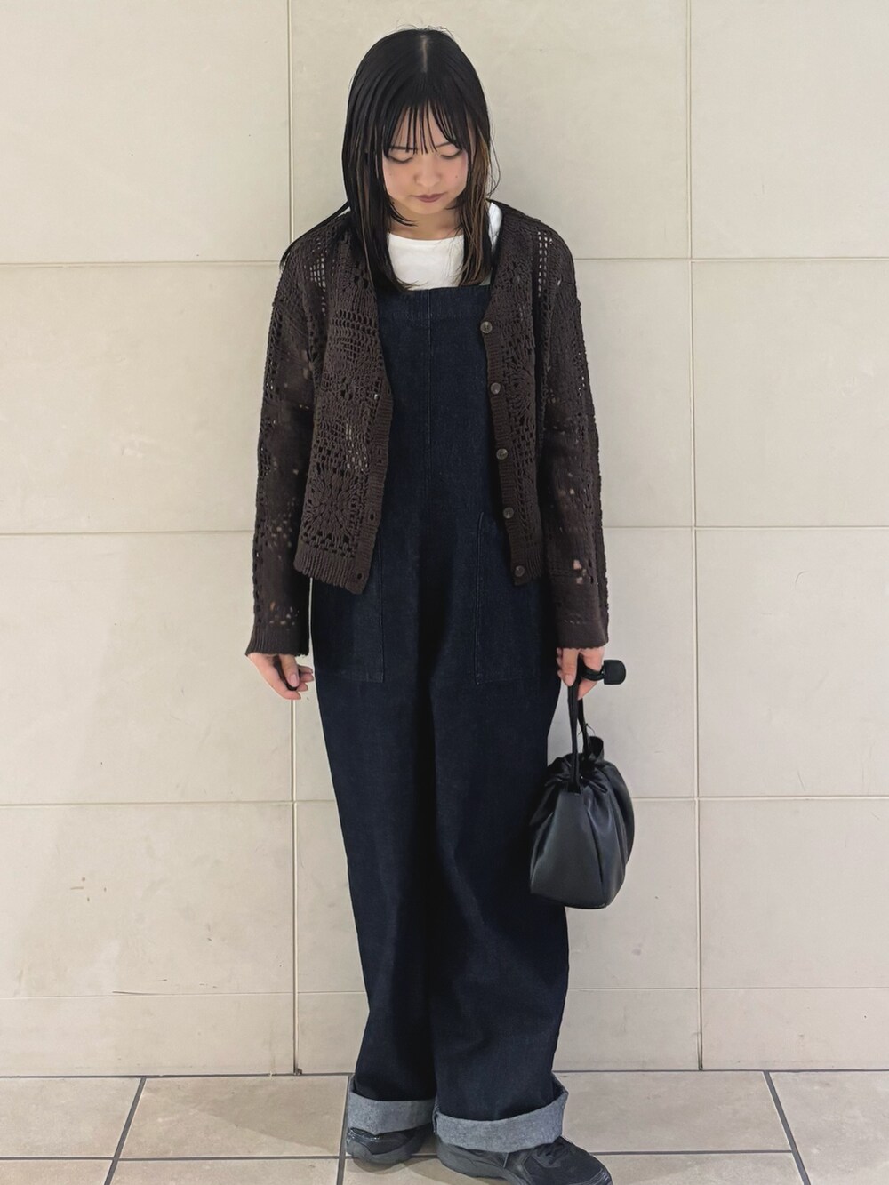 ブルー系のサロペット/オーバーオール、ブラック系のショルダーバッグ、ブラック系のスニーカーを着用したレディースの夏コーディネートの4枚目の写真