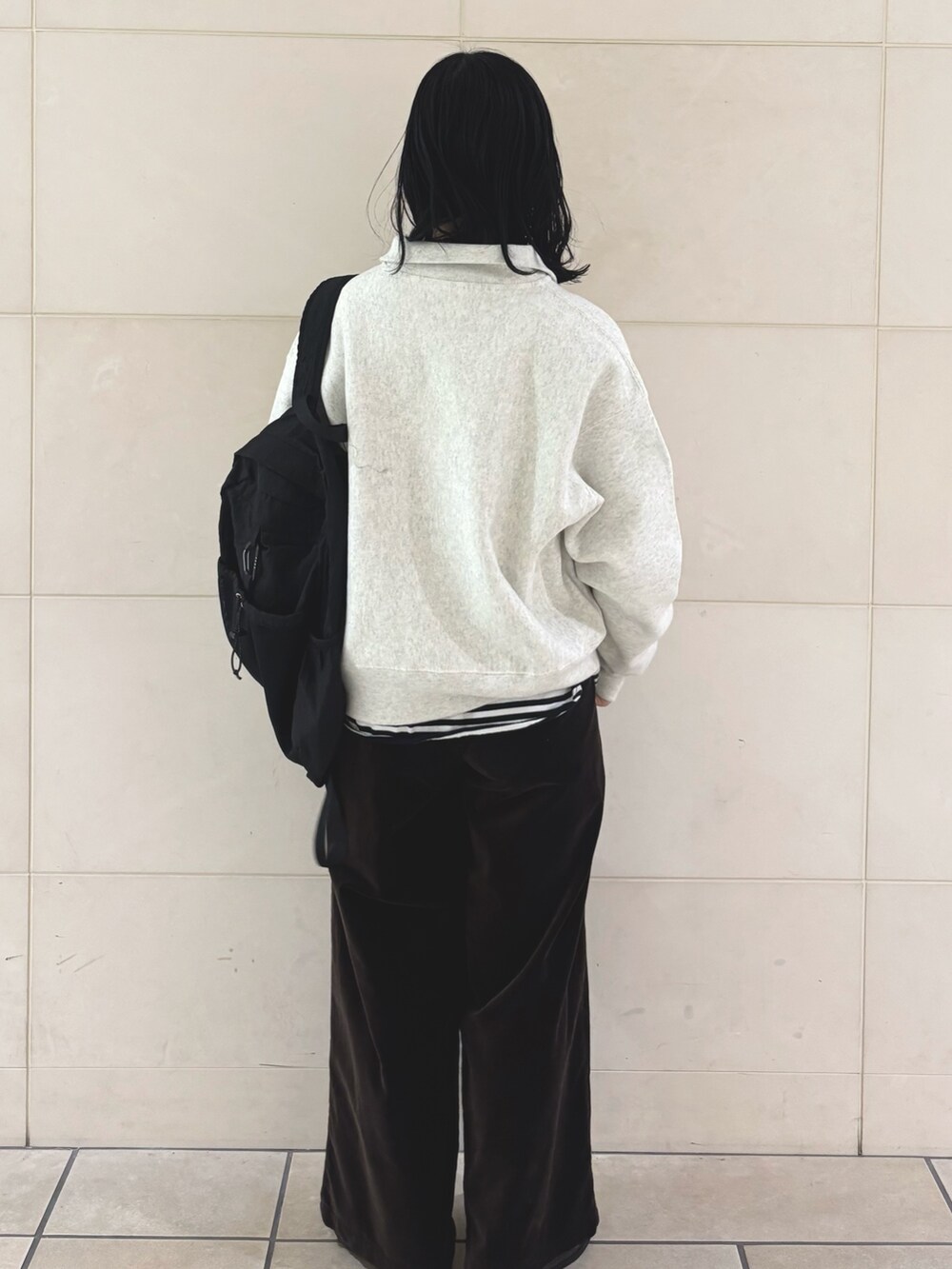 ブラウン系のその他パンツ、ホワイト系のTシャツ/カットソー、ベージュ系のスウェットを着用したレディースの冬コーディネートの2枚目の写真