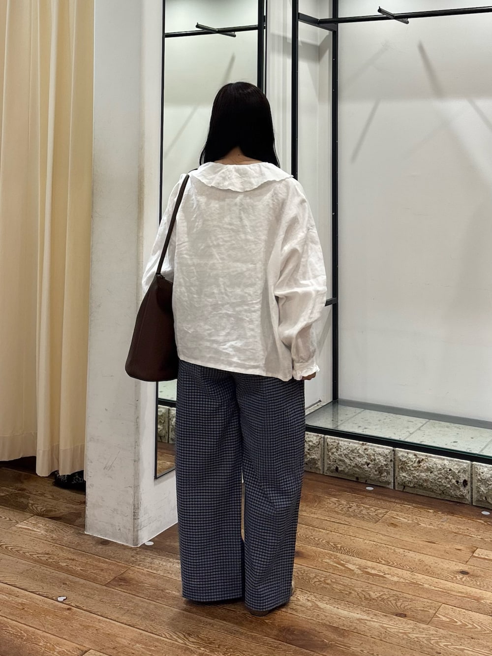 ブルー系のその他パンツ、ホワイト系のシャツ/ブラウス、ブラウン系のショルダーバッグを着用したレディースの夏コーディネートの4枚目の写真
