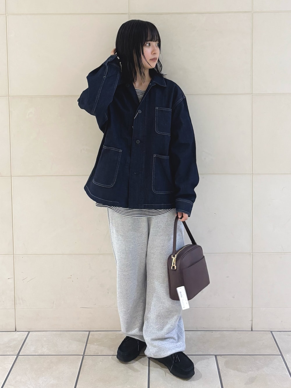 グレー系のその他パンツ、レッド系のショルダーバッグ、ブラック系のTシャツ/カットソーを着用したレディースの秋コーディネートの5枚目の写真