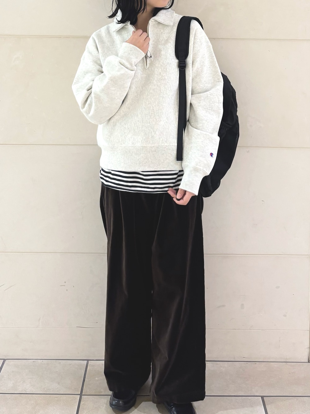 ブラウン系のその他パンツ、ホワイト系のTシャツ/カットソー、ベージュ系のスウェットを着用したレディースの冬コーディネートの4枚目の写真