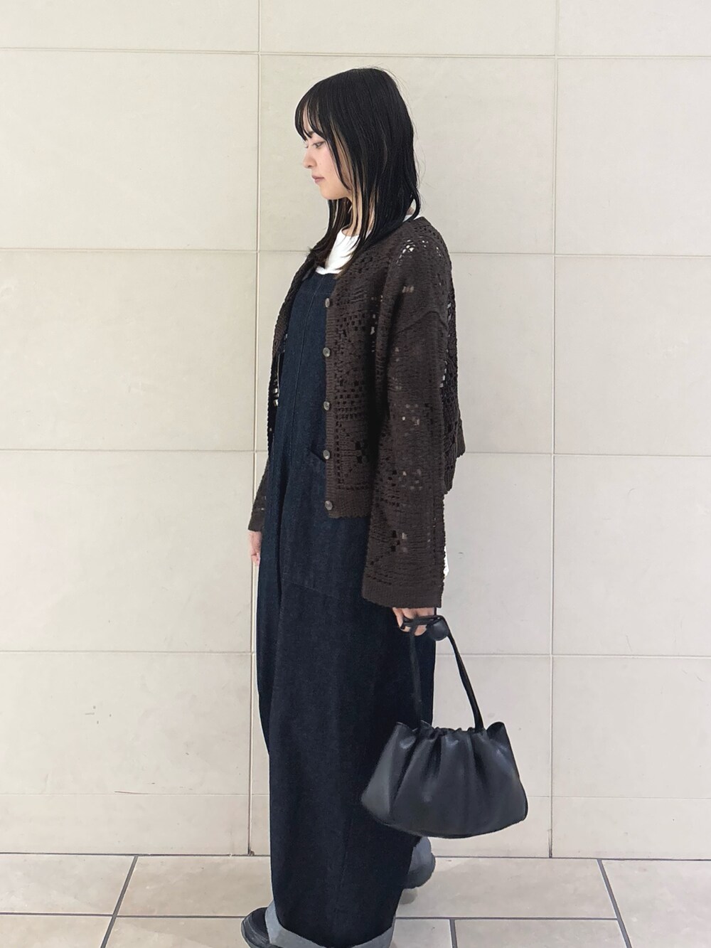 ブルー系のサロペット/オーバーオール、ブラック系のショルダーバッグ、ブラック系のスニーカーを着用したレディースの夏コーディネートの3枚目の写真