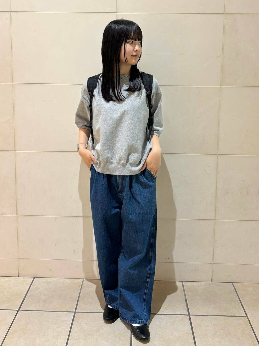 「大人カジュアル、スポーツミックス、カジュアルコーデ、シンプルコーデ、デニムパンツ、かぐれ、低身長、アーバンリサーチドアーズ、休日スタイル、低身長コーデ、新作、アウトドアコーデ、旅行コーデ、きれいめtシャツ、ナチュラル×イエベ秋」｜「URBAN RESEARCH DOORSの2タックギャザーデニムパンツ（デニムパンツ、ブルー系）」を使った、chihiroさん（レディース・153cm）の春コーディネートの5枚目の写真