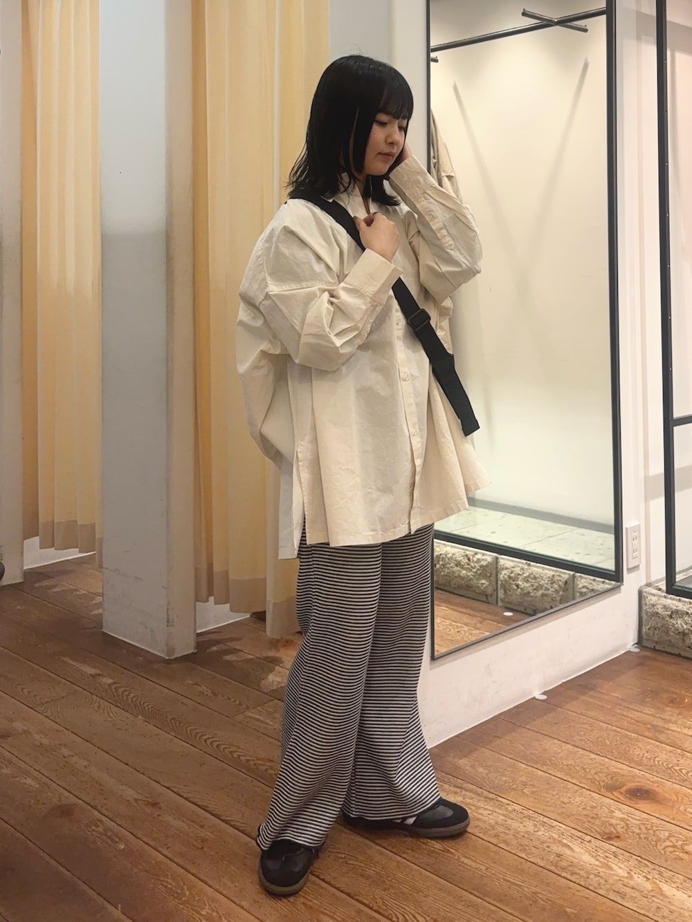 ブルー系のその他パンツ、ホワイト系のシャツ/ブラウス、ブラック系のスニーカーを着用したレディースの冬コーディネートの2枚目の写真