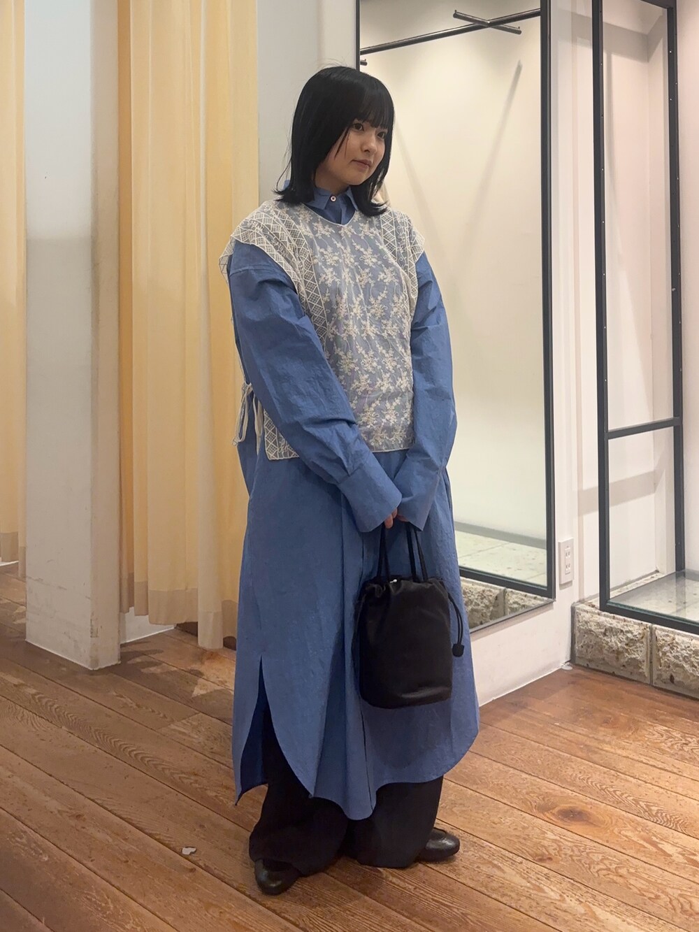 ブルー系のワンピース、ブラック系のその他パンツ、ベージュ系のストール/ショールを着用したレディースの冬コーディネートの3枚目の写真