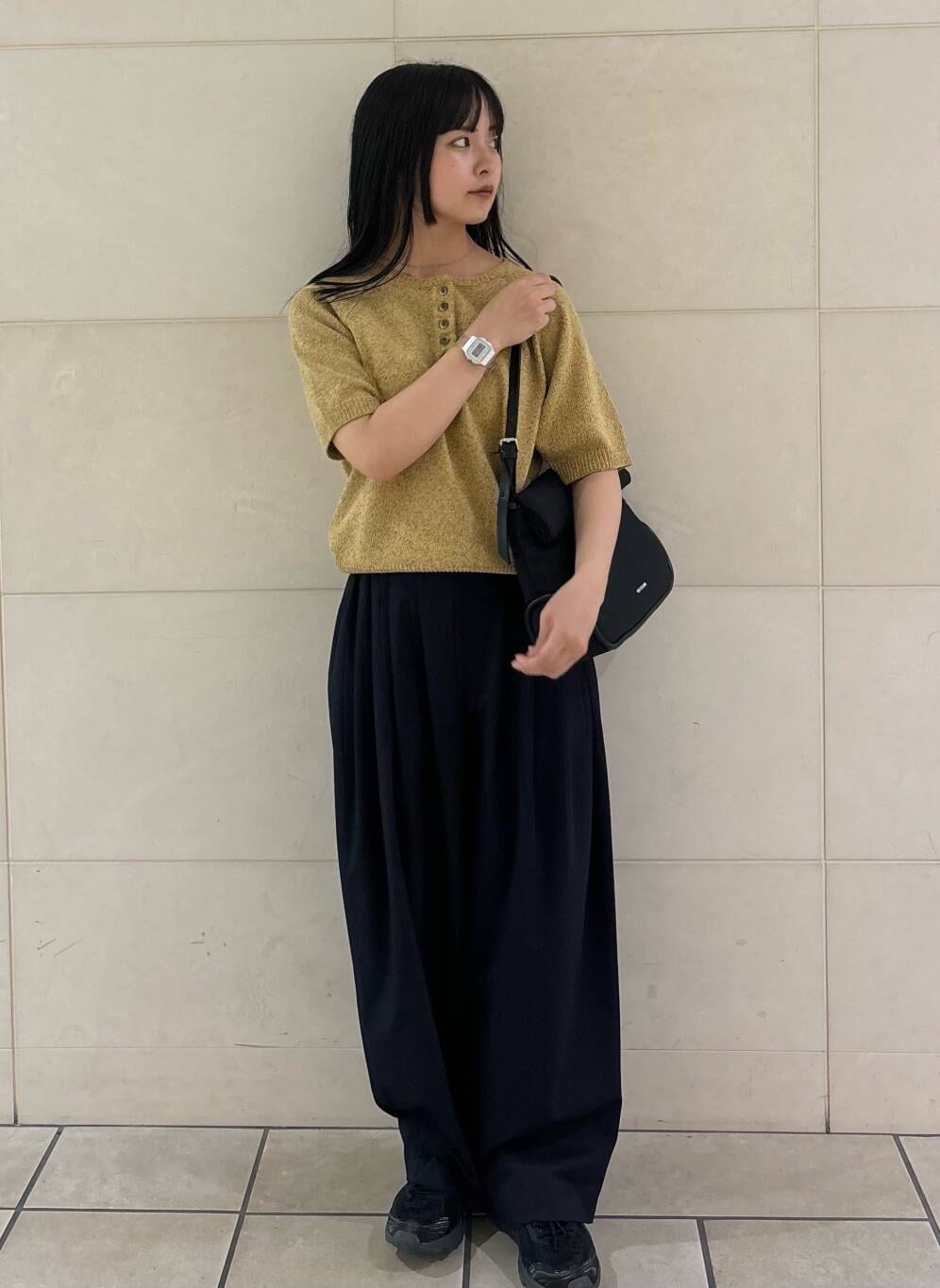 「大人カジュアル、カジュアルコーデ、シンプルコーデ、mizuiroind、低身長、アーバンリサーチドアーズ、newarrival、休日スタイル、doors、低身長コーデ、新作、綺麗めパンツ、旅行コーデ、ナチュラル×イエベ秋、私のイチ推しブランド」｜「RODE SKOのADD CULUMN　ROLLA M FABRIC（ショルダーバッグ、ブラック系）」を使った、chihiroさん（レディース・153cm）の春コーディネートの2枚目の写真