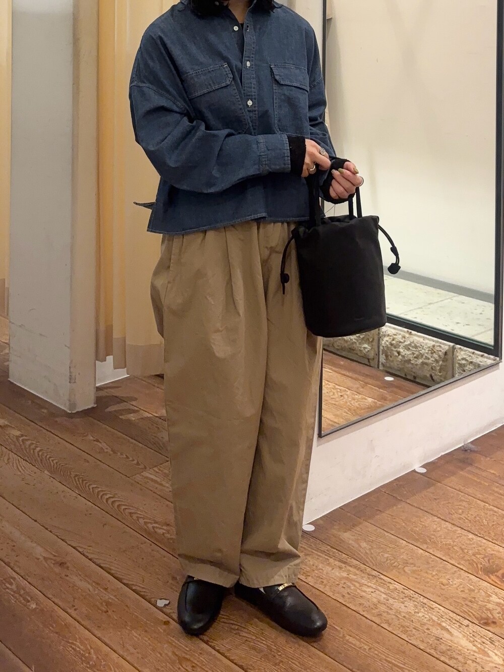 ブルー系のシャツ/ブラウス、ブラック系のTシャツ/カットソー、ベージュ系のその他パンツを着用したレディースの冬コーディネートの3枚目の写真