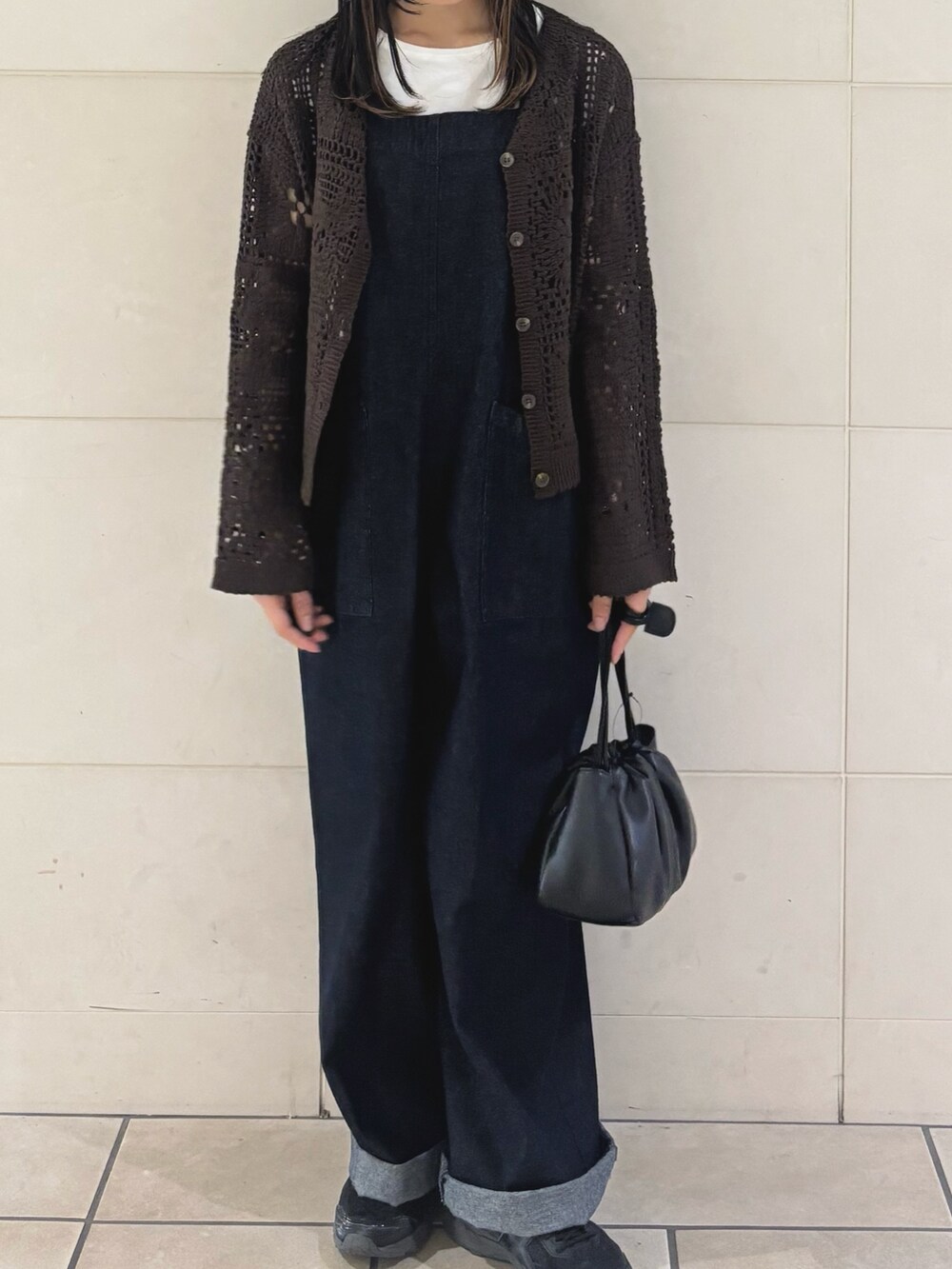 ブルー系のサロペット/オーバーオール、ブラック系のショルダーバッグ、ブラック系のスニーカーを着用したレディースの夏コーディネートの2枚目の写真