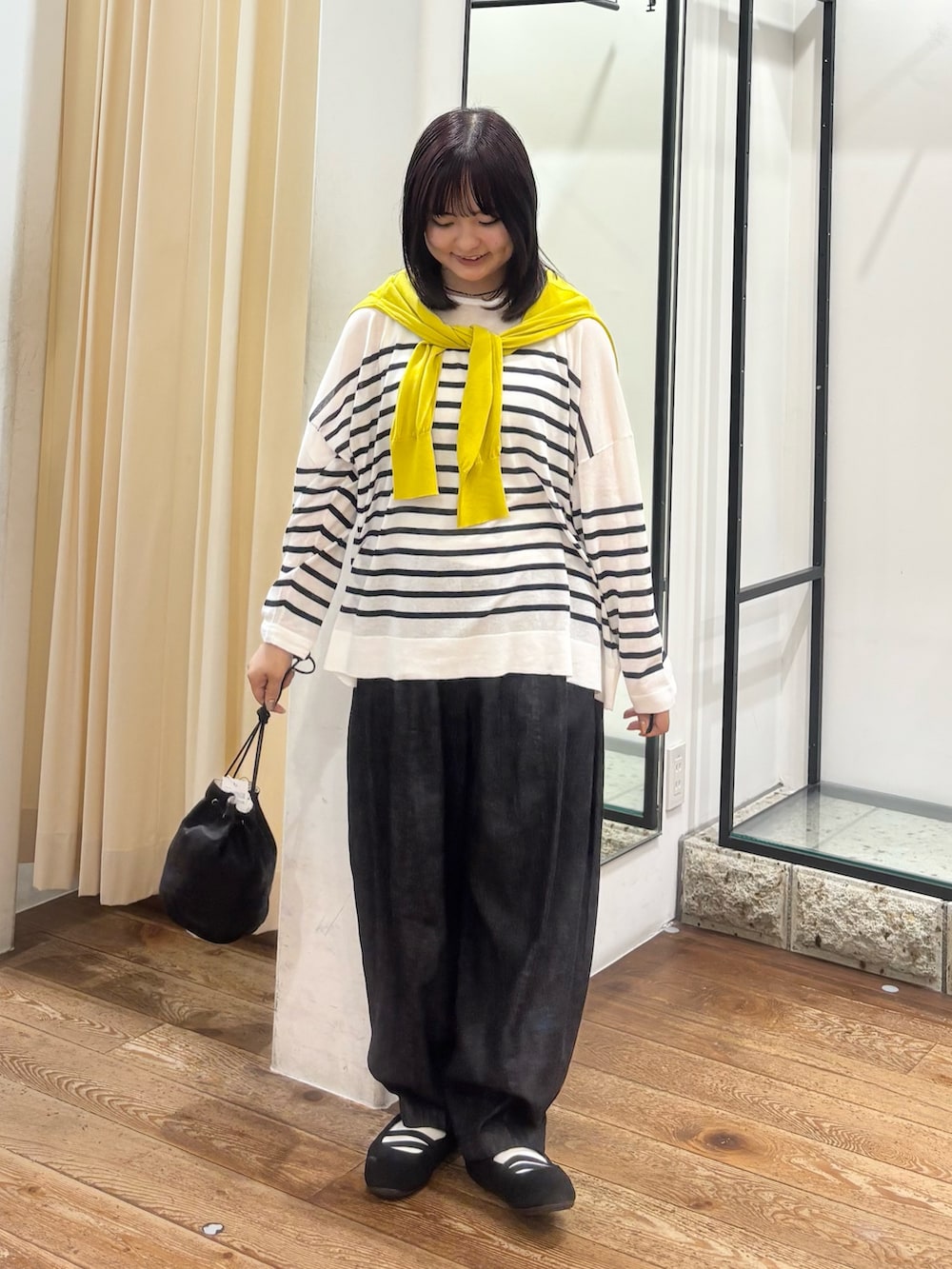 ホワイト系のニット/セーター、ブルー系のデニムパンツ、イエロー系のカーディガン/ボレロを着用したレディースの夏コーディネートの4枚目の写真