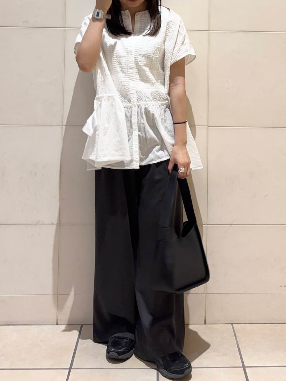 ブラック系のスニーカー、ホワイト系のシャツ/ブラウスを着用したレディースの夏コーディネートの2枚目の写真