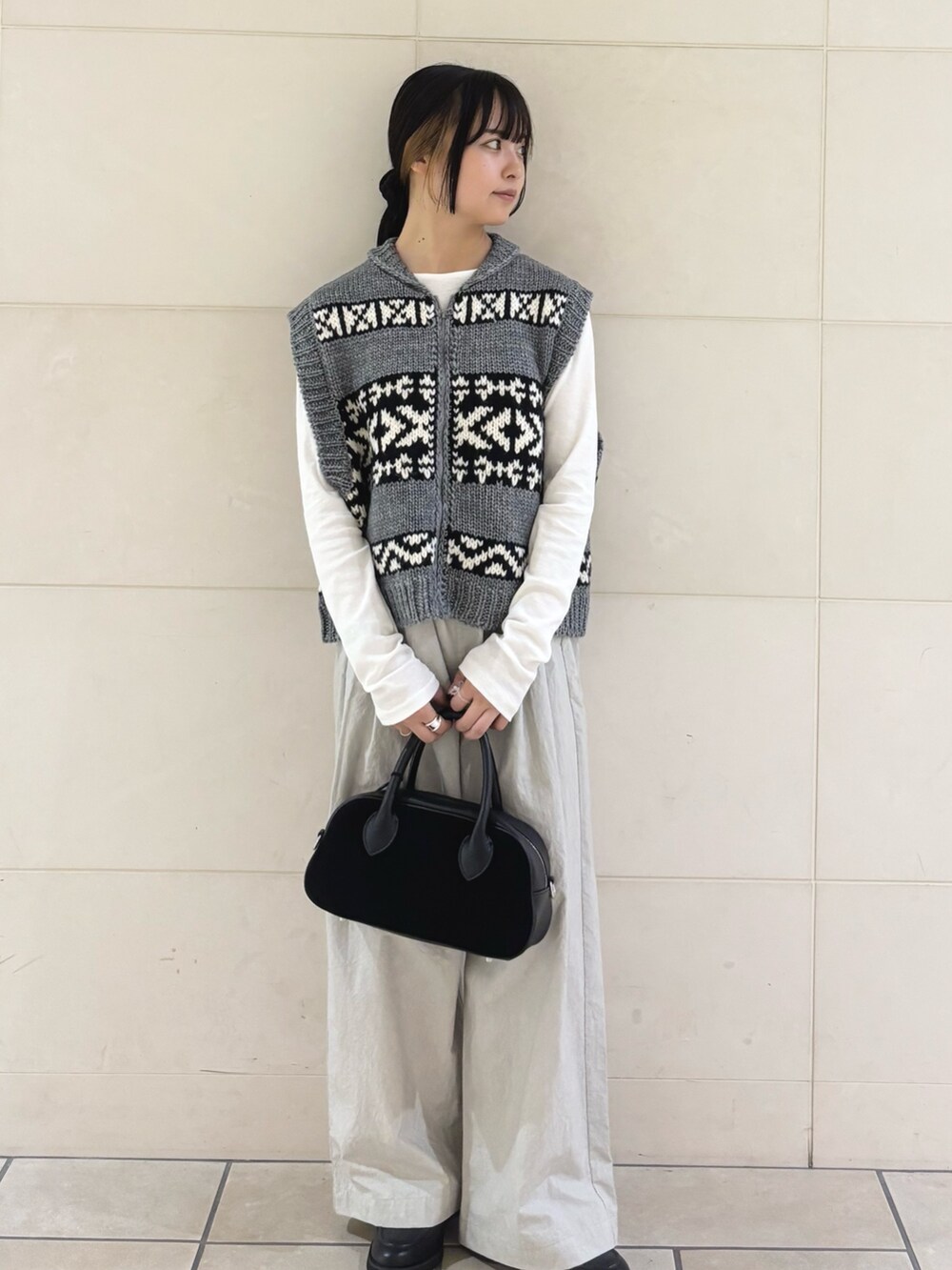 ホワイト系のTシャツ/カットソー、グレー系のその他パンツ、ブラック系のショルダーバッグを着用したレディースの秋コーディネートの2枚目の写真