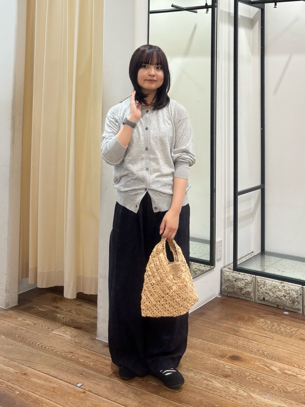 グレー系のカーディガン/ボレロ、ブルー系のその他パンツ、ベージュ系のハンドバッグを着用したレディースの夏コーディネートの2枚目の写真