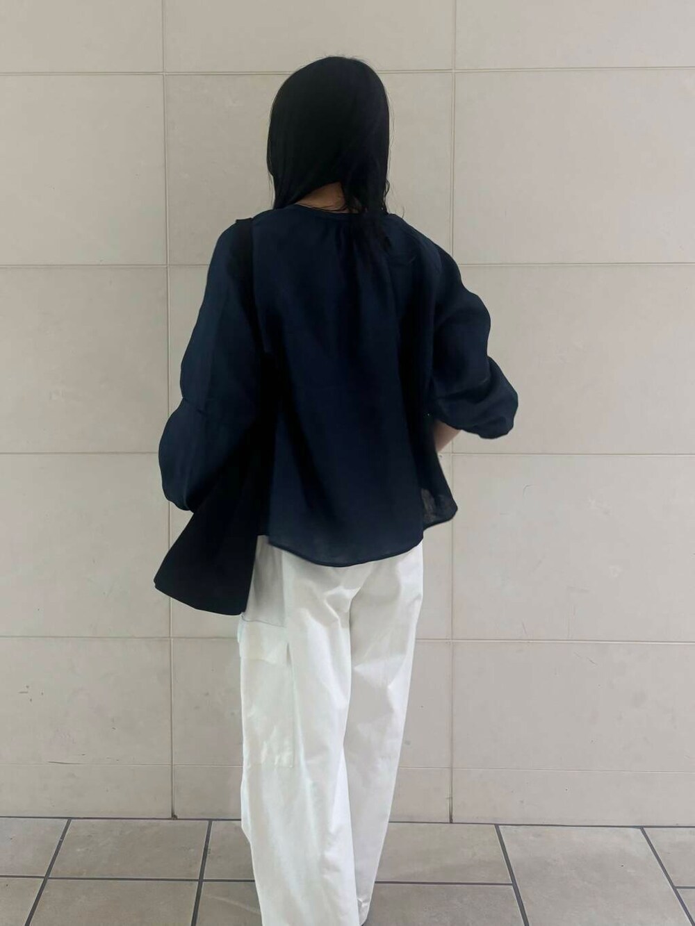 ブルー系のシャツ/ブラウス、ホワイト系のタンクトップ、ブラック系のその他シューズを着用したレディースの春コーディネートの2枚目の写真