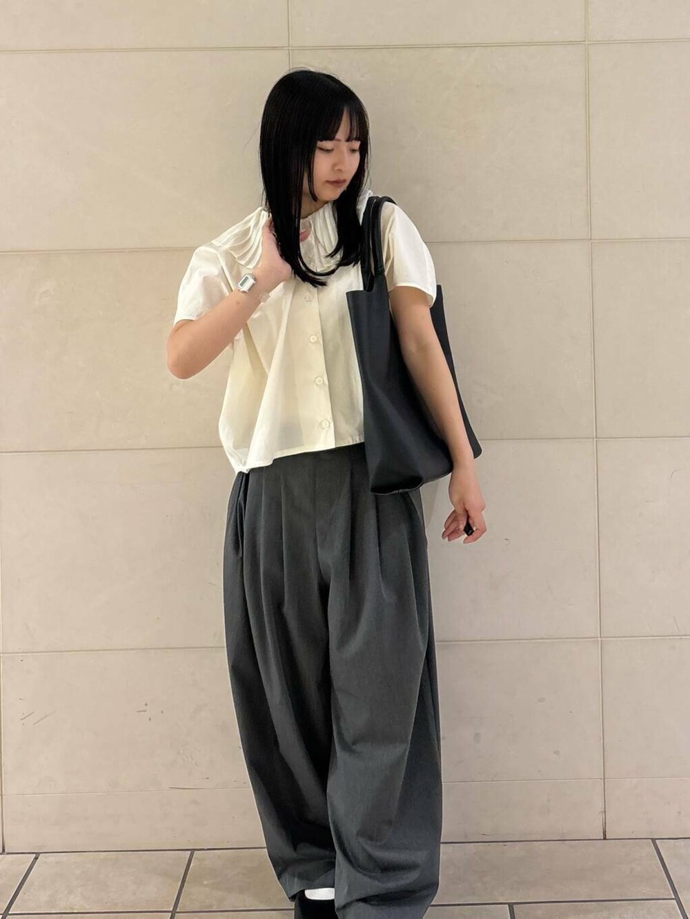 「大人カジュアル、ワイドパンツ、カジュアルコーデ、シンプルコーデ、mizuiroind、低身長、アーバンリサーチドアーズ、newarrival、休日スタイル、低身長コーデ、新作、旅行コーデ、ナチュラル×イエベ秋、私のイチ推しブランド、外遊びコーデ」｜「URBAN RESEARCH DOORSのメリージェーン（パンプス、ブラック系）」を使った、chihiroさん（レディース・153cm）の春コーディネートの2枚目の写真