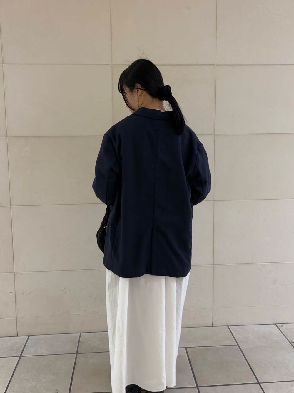 「大人カジュアル、ジャケット、デートコーデ、シンプルコーデ、かぐれ、アーバンリサーチドアーズ、春アウター、newarrival、低身長コーデ、新作、綺麗めコーデ、春カラーコーデ、ナチュラル×イエベ秋、私のイチ推しブランド、私の推し新作アイテム」｜「RODE SKOのビーズショルダーバッグ（ショルダーバッグ、ブラック系）」を使った、chihiroさん（レディース・153cm）の春コーディネートの4枚目の写真