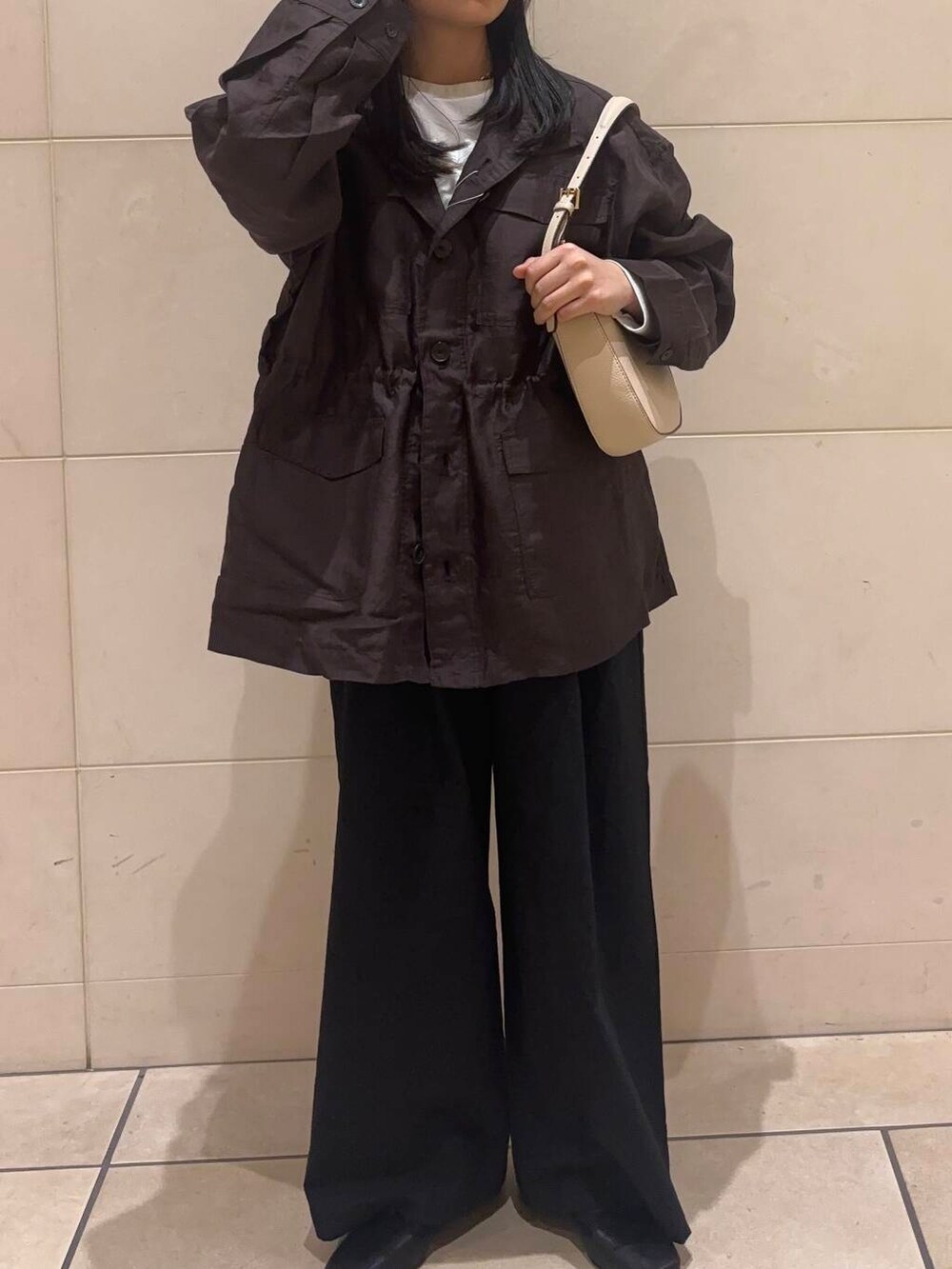 「大人カジュアル、デートコーデ、シンプルコーデ、低身長、アーバンリサーチドアーズ、newarrival、低身長コーデ、新作、綺麗めコーデ、春カラーコーデ、ナチュラル×イエベ秋、私のイチ推しブランド、私の推し新作アイテム、先取り春色トップスコーデ、シャツが主役の春コーデ」｜「URBAN RESEARCH DOORSのUSAコットンラウンドヘムカットソー（Tシャツ/カットソー、ホワイト系）」を使った、chihiroさん（レディース・153cm）の春コーディネートの4枚目の写真