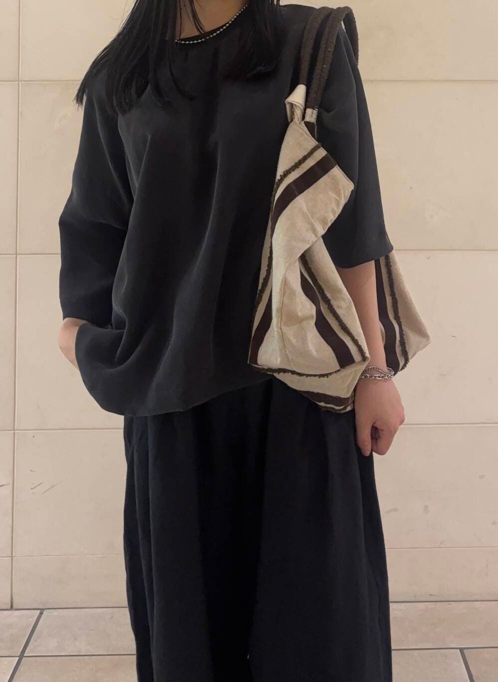 ブラック系のバレエシューズ、ブラウン系のトートバッグ、ブラック系のその他パンツを着用したレディースの夏コーディネートの5枚目の写真