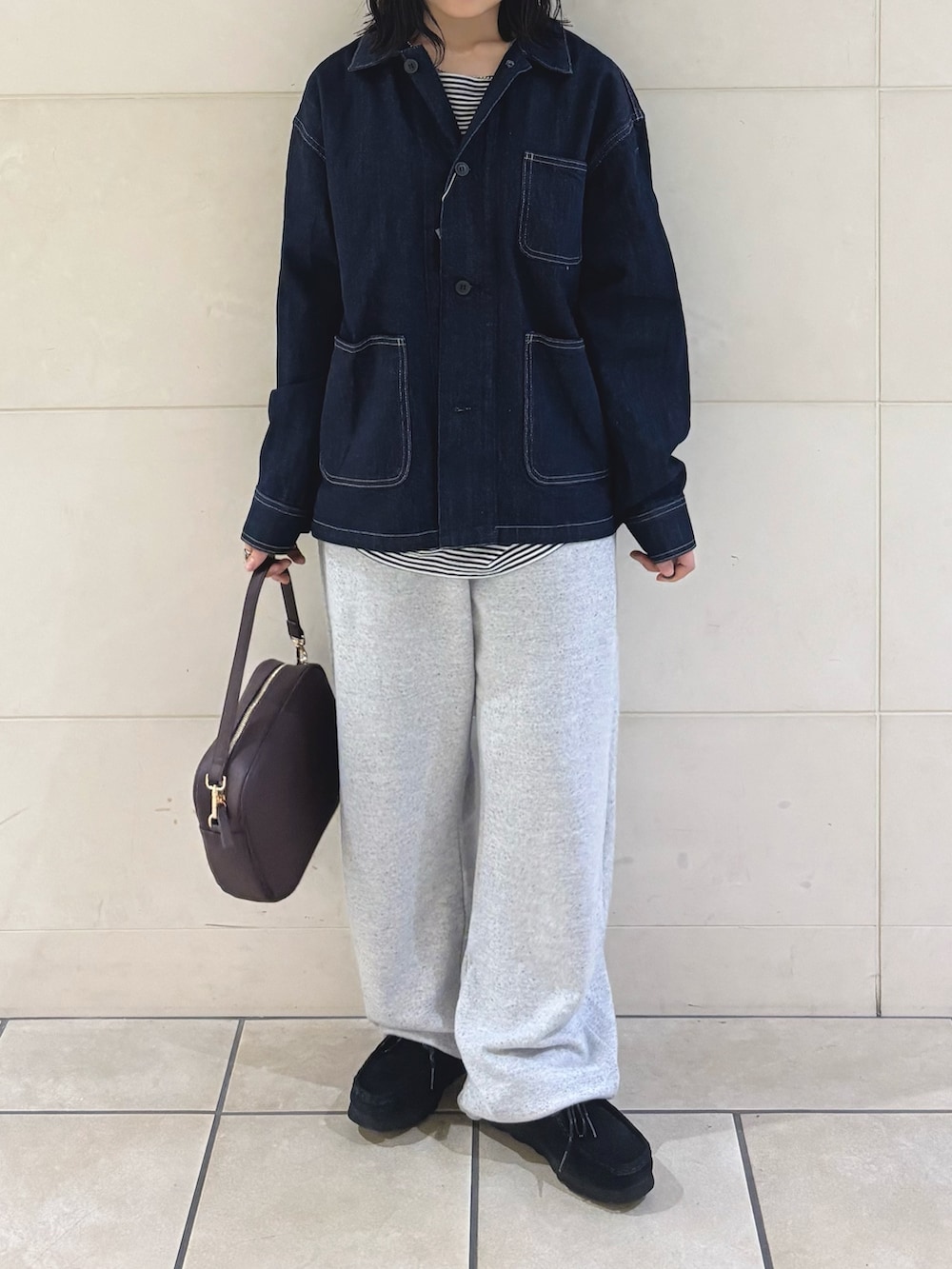 グレー系のその他パンツ、レッド系のショルダーバッグ、ブラック系のTシャツ/カットソーを着用したレディースの秋コーディネートの4枚目の写真