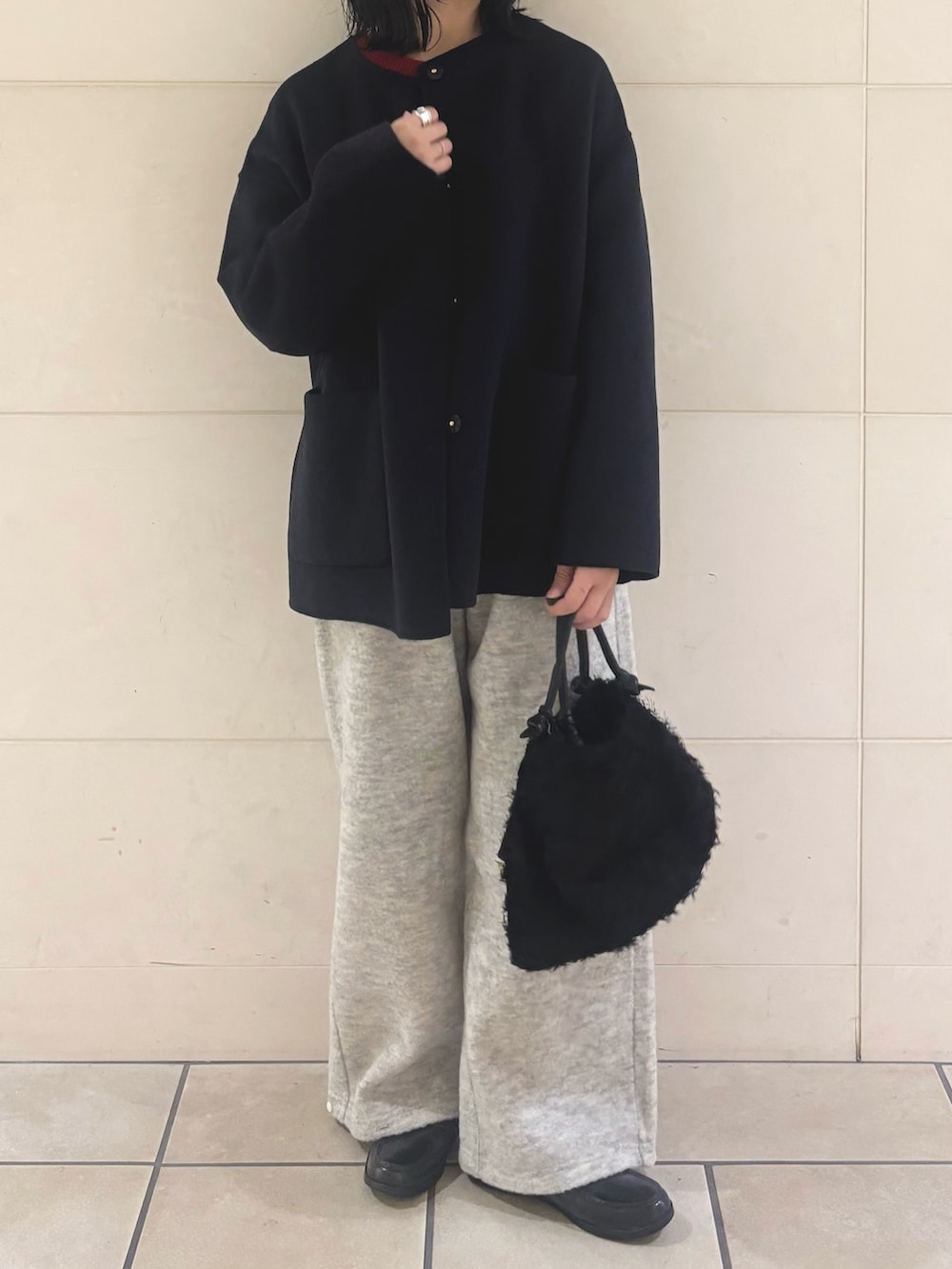 グレー系のその他パンツ、ブラック系のハンドバッグ、ブルー系のその他アウターを着用したレディースの秋コーディネートの2枚目の写真