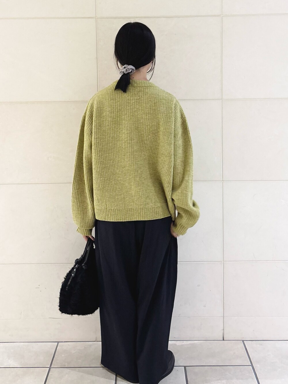 ブルー系のその他パンツ、ブラック系のハンドバッグ、グリーン系のカーディガン/ボレロを着用したレディースの秋コーディネートの4枚目の写真