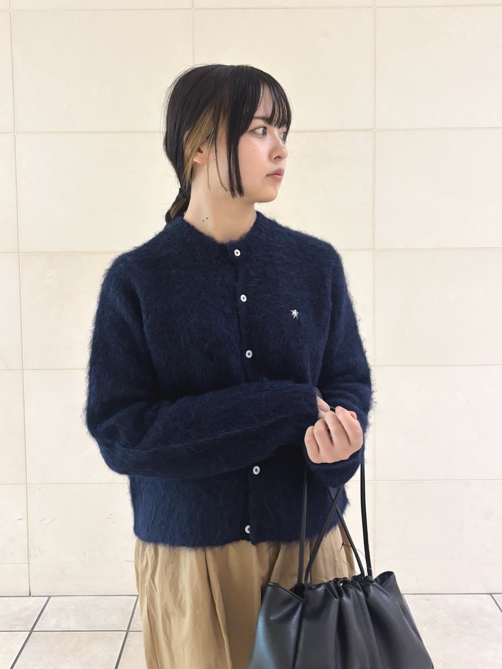 ベージュ系のその他パンツ、ブルー系のカーディガン/ボレロ、ブラック系のショルダーバッグを着用したレディースの秋コーディネートの4枚目の写真