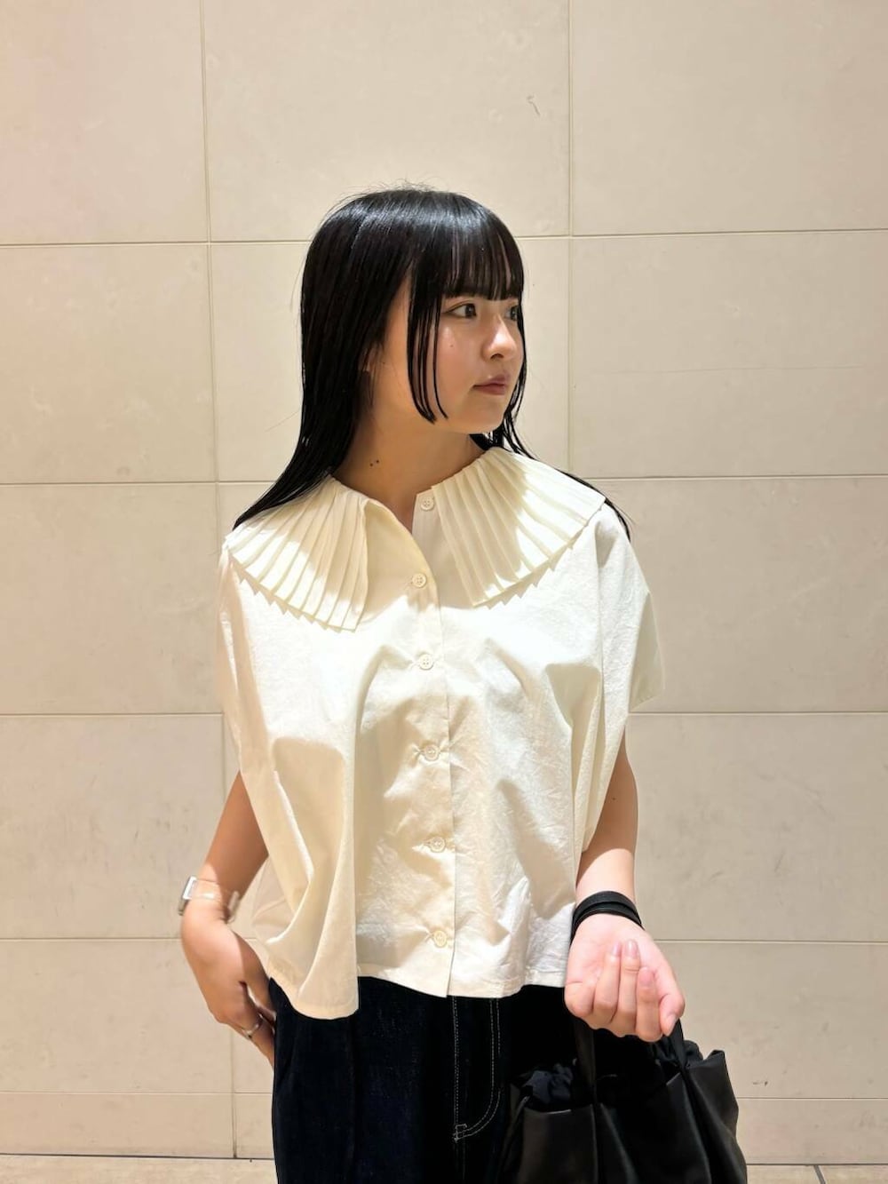 「大人カジュアル、デニム、カジュアルコーデ、シンプルコーデ、mizuiroind、低身長、アーバンリサーチドアーズ、休日スタイル、低身長コーデ、新作、旅行コーデ、ナチュラル×イエベ秋、私のイチ推しブランド、外遊びコーデ、私の推し新作アイテム」｜「URBAN RESEARCH DOORSのメリージェーン（パンプス、ブラック系）」を使った、chihiroさん（レディース・153cm）の春コーディネートの2枚目の写真