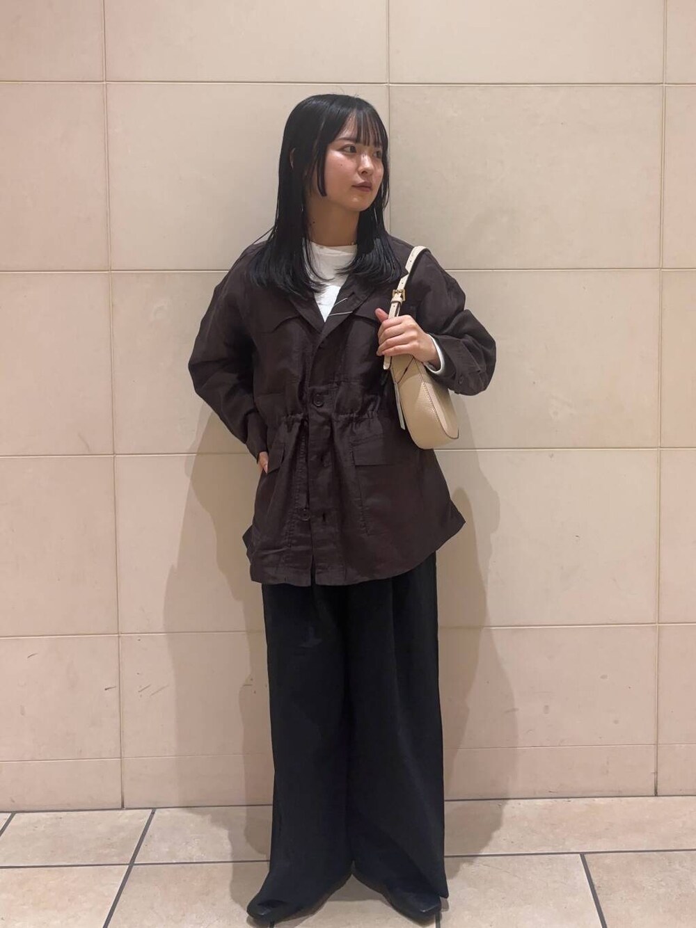 「大人カジュアル、デートコーデ、シンプルコーデ、低身長、アーバンリサーチドアーズ、newarrival、低身長コーデ、新作、綺麗めコーデ、春カラーコーデ、ナチュラル×イエベ秋、私のイチ推しブランド、私の推し新作アイテム、先取り春色トップスコーデ、シャツが主役の春コーデ」｜「URBAN RESEARCH DOORSのUSAコットンラウンドヘムカットソー（Tシャツ/カットソー、ホワイト系）」を使った、chihiroさん（レディース・153cm）の春コーディネートの3枚目の写真