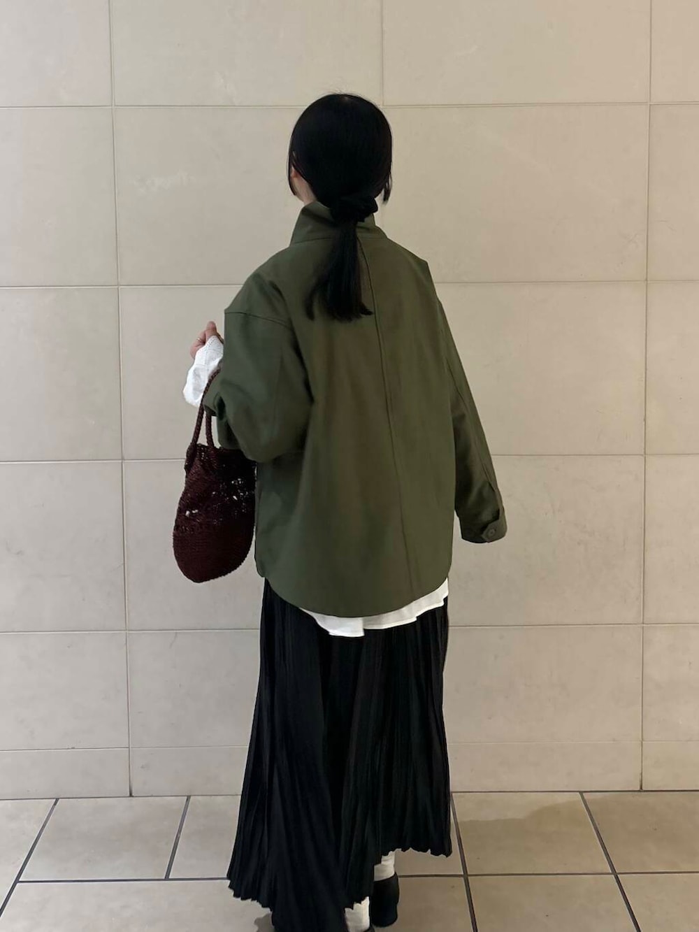 「大人カジュアル、ロングスカート、デートコーデ、シンプルコーデ、ブラウス、アーバンリサーチドアーズ、newarrival、低身長コーデ、新作、春カラーコーデ、ナチュラル×イエベ秋、私のイチ推しブランド、私の推し新作アイテム、ブラウスが主役の春コーデ」｜「URBAN RESEARCH DOORSのスカラップスリーブギャザーブラウス（シャツ/ブラウス、ホワイト系）」を使った、chihiroさん（レディース・153cm）の春コーディネートの4枚目の写真