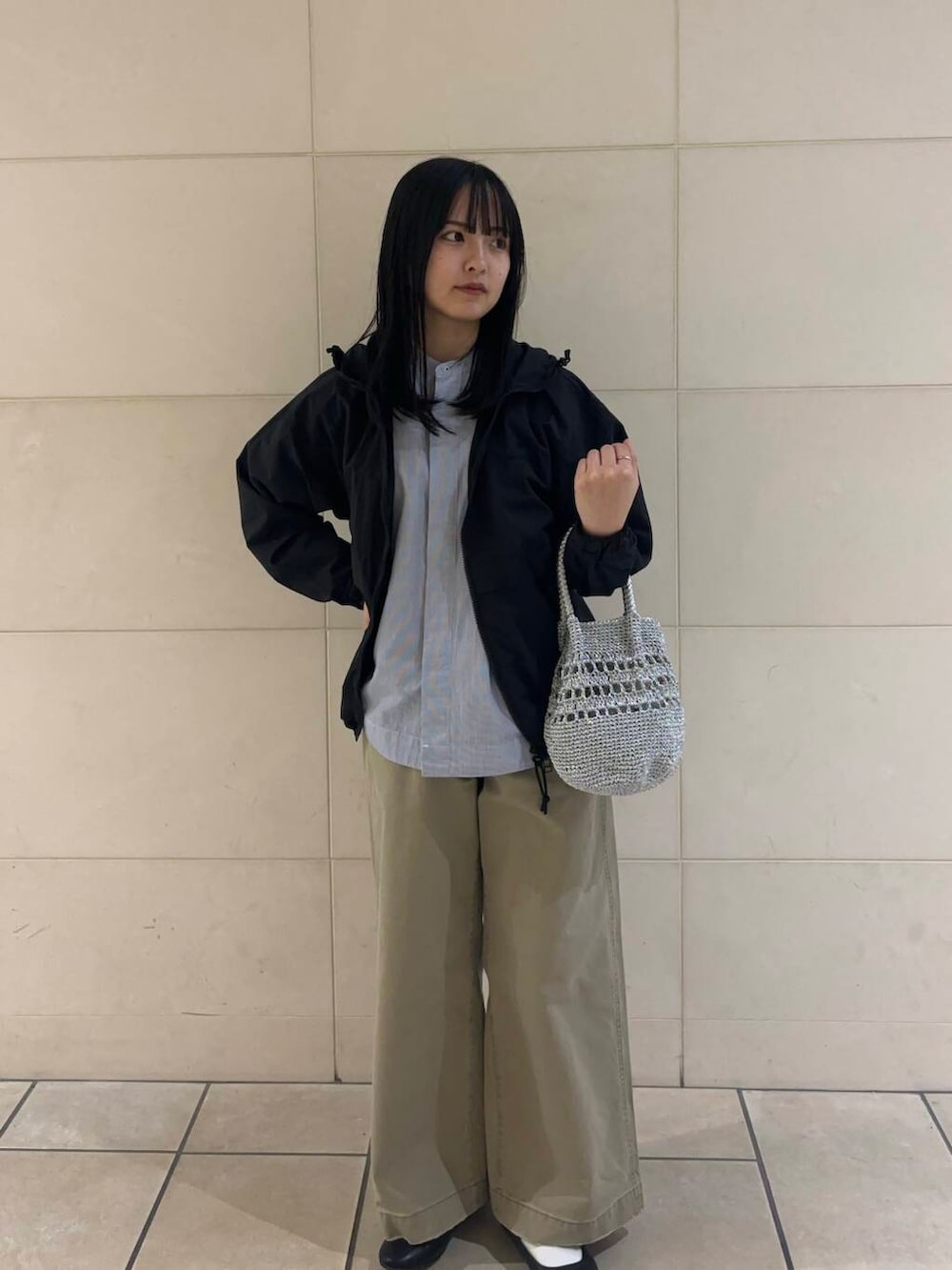 「シンプルコーデ、アーバンリサーチドアーズ、春アウター、newarrival、低身長コーデ、新作、春カラーコーデ、ナチュラル×イエベ秋、低身長おススメアウター、私のイチ推しブランド、私の推し新作アイテム、先取り春色トップスコーデ、シャツが主役の春コーデ」｜「FORK&SPOONのFORK&SPOON　フレンチドリルピグメントチノパンツ（その他パンツ、ベージュ系）」を使った、chihiroさん（レディース・153cm）の春コーディネートの2枚目の写真