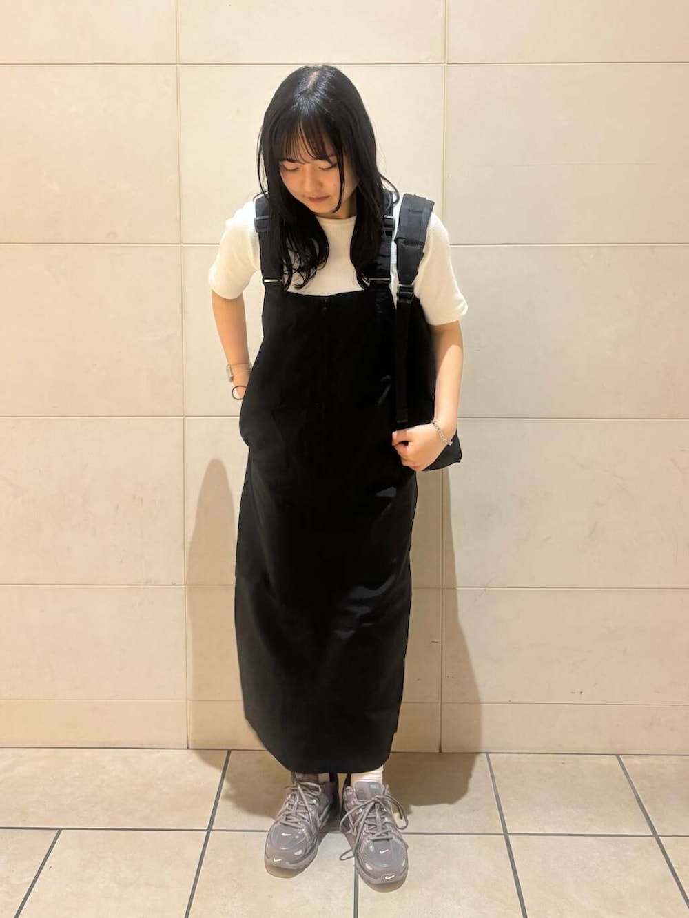 「大人カジュアル、スポーツミックス、シンプルコーデ、低身長、アーバンリサーチドアーズ、newarrival、休日スタイル、低身長コーデ、新作、アウトドアコーデ、旅行コーデ、ナチュラル×イエベ秋、最旬スニーカーコーデ、私のイチ推しブランド、初夏のお出掛けコーデ」｜「FORK&SPOONのFORK&SPOON　ナイロンサスペンダーワンピース（ジャンパースカート、ブラック系）」を使った、chihiroさん（レディース・153cm）の春コーディネートの5枚目の写真
