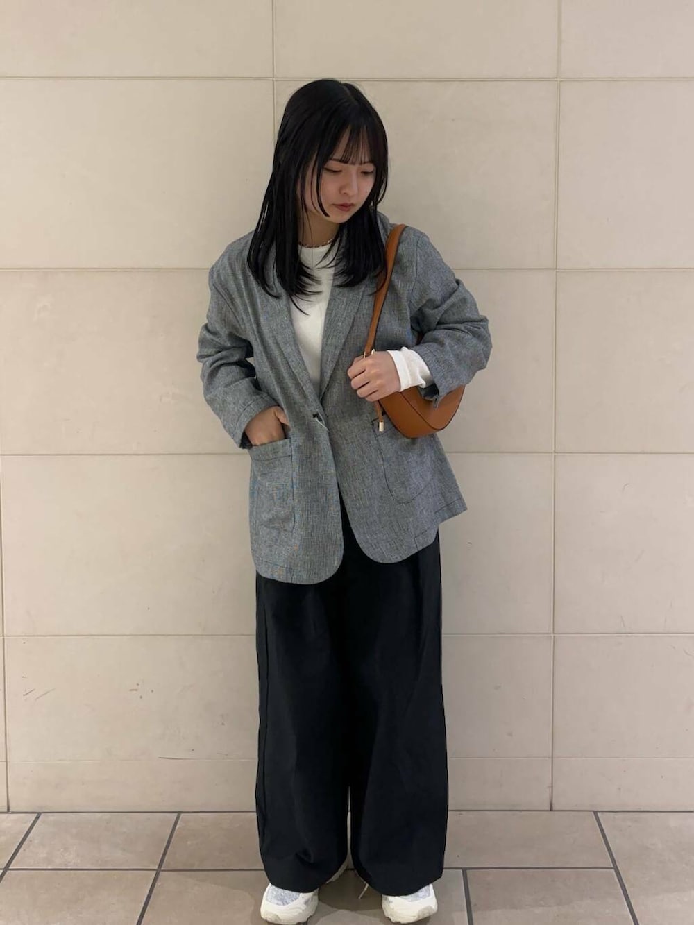 「大人カジュアル、ジャケットスタイル、シンプルコーデ、かぐれ、低身長、アーバンリサーチドアーズ、春アウター、newarrival、低身長コーデ、新作、綺麗めコーデ、asics、春カラーコーデ、ナチュラル×イエベ秋、低身長おススメアウター」｜「RODE SKOのワンハンドルムーンバッグ（ハンドバッグ、イエロー系）」を使った、chihiroさん（レディース・153cm）の春コーディネートの3枚目の写真