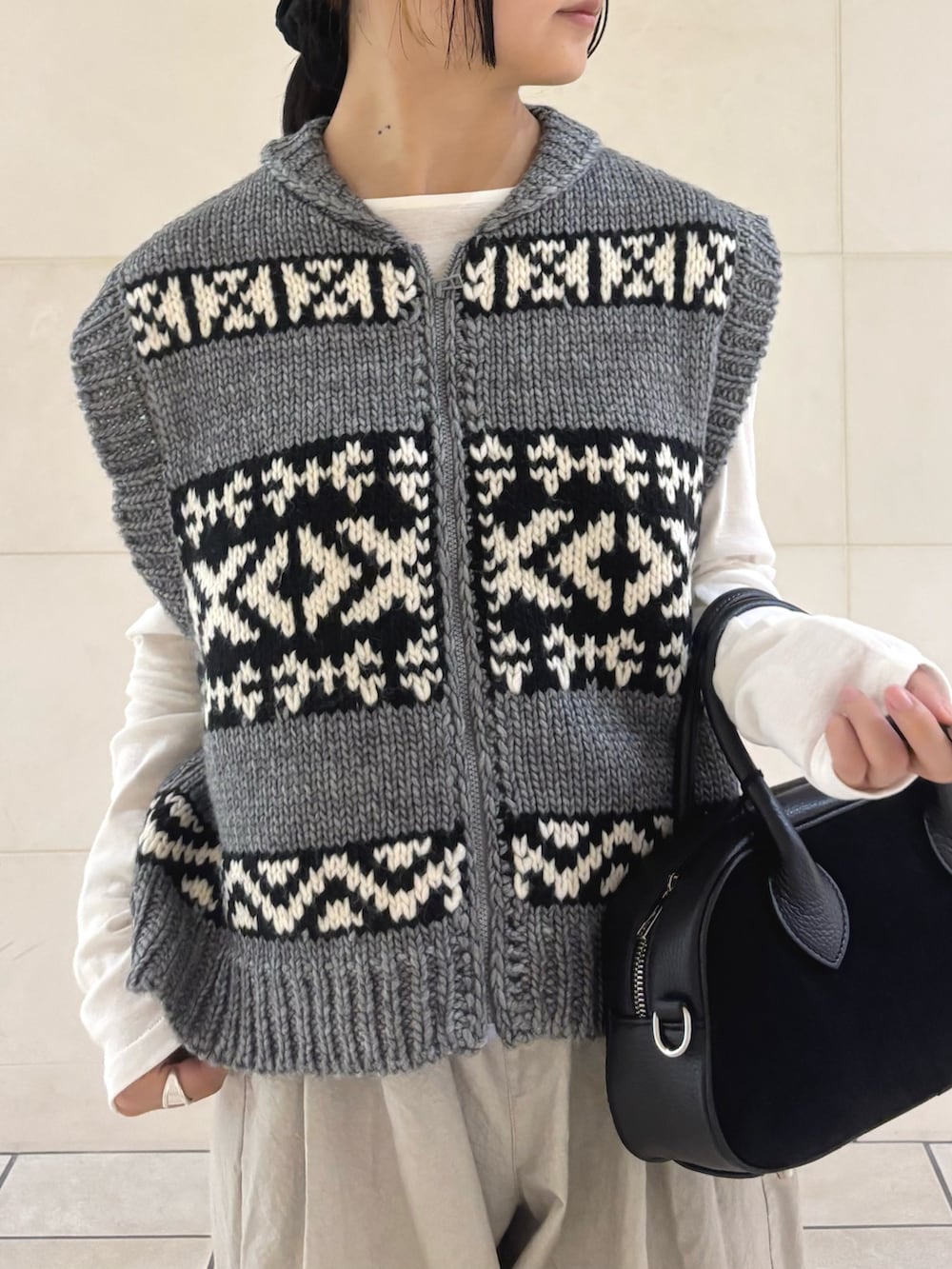 ホワイト系のTシャツ/カットソー、グレー系のその他パンツ、ブラック系のショルダーバッグを着用したレディースの秋コーディネートの5枚目の写真