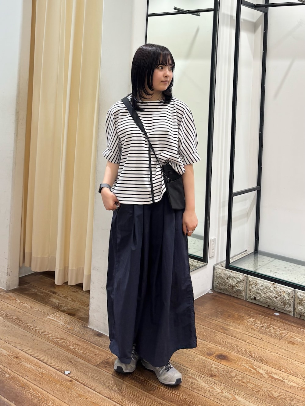 ホワイト系のTシャツ/カットソー、ブルー系のその他パンツ、ブラック系のショルダーバッグを着用したレディースの夏コーディネートの2枚目の写真
