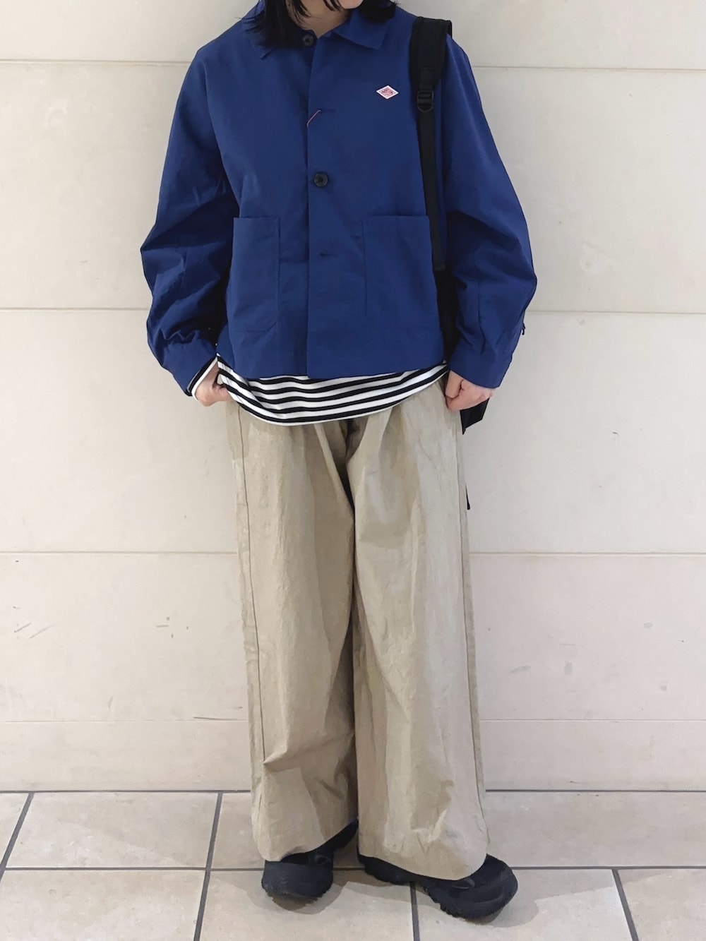 ホワイト系のTシャツ/カットソー、ベージュ系のその他パンツ、ブラック系のバックパック/リュックを着用したレディースの冬コーディネートの4枚目の写真