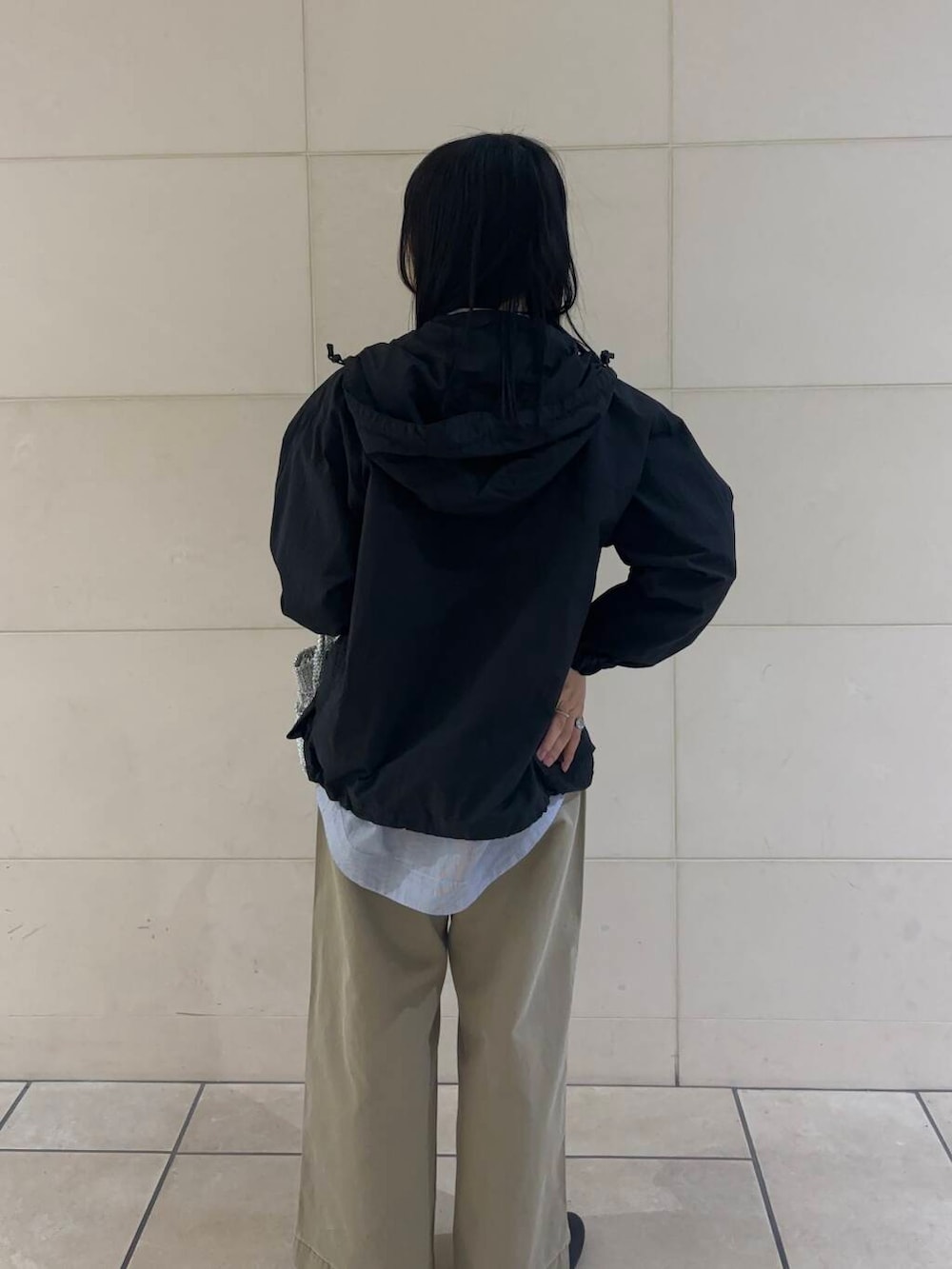 「シンプルコーデ、アーバンリサーチドアーズ、春アウター、newarrival、低身長コーデ、新作、春カラーコーデ、ナチュラル×イエベ秋、低身長おススメアウター、私のイチ推しブランド、私の推し新作アイテム、先取り春色トップスコーデ、シャツが主役の春コーデ」｜「FORK&SPOONのFORK&SPOON　フレンチドリルピグメントチノパンツ（その他パンツ、ベージュ系）」を使った、chihiroさん（レディース・153cm）の春コーディネートの4枚目の写真