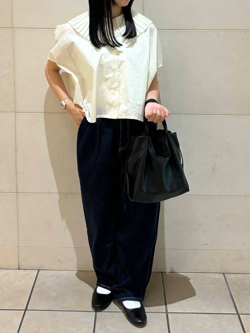 「大人カジュアル、デニム、カジュアルコーデ、シンプルコーデ、mizuiroind、低身長、アーバンリサーチドアーズ、休日スタイル、低身長コーデ、新作、旅行コーデ、ナチュラル×イエベ秋、私のイチ推しブランド、外遊びコーデ、私の推し新作アイテム」｜「URBAN RESEARCH DOORSのメリージェーン（パンプス、ブラック系）」を使った、chihiroさん（レディース・153cm）の春コーディネートの3枚目の写真