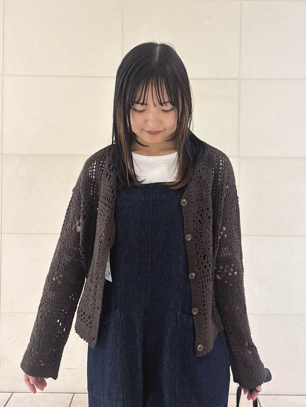 ブルー系のサロペット/オーバーオール、ブラック系のショルダーバッグ、ブラック系のスニーカーを着用したレディースの夏コーディネートの5枚目の写真