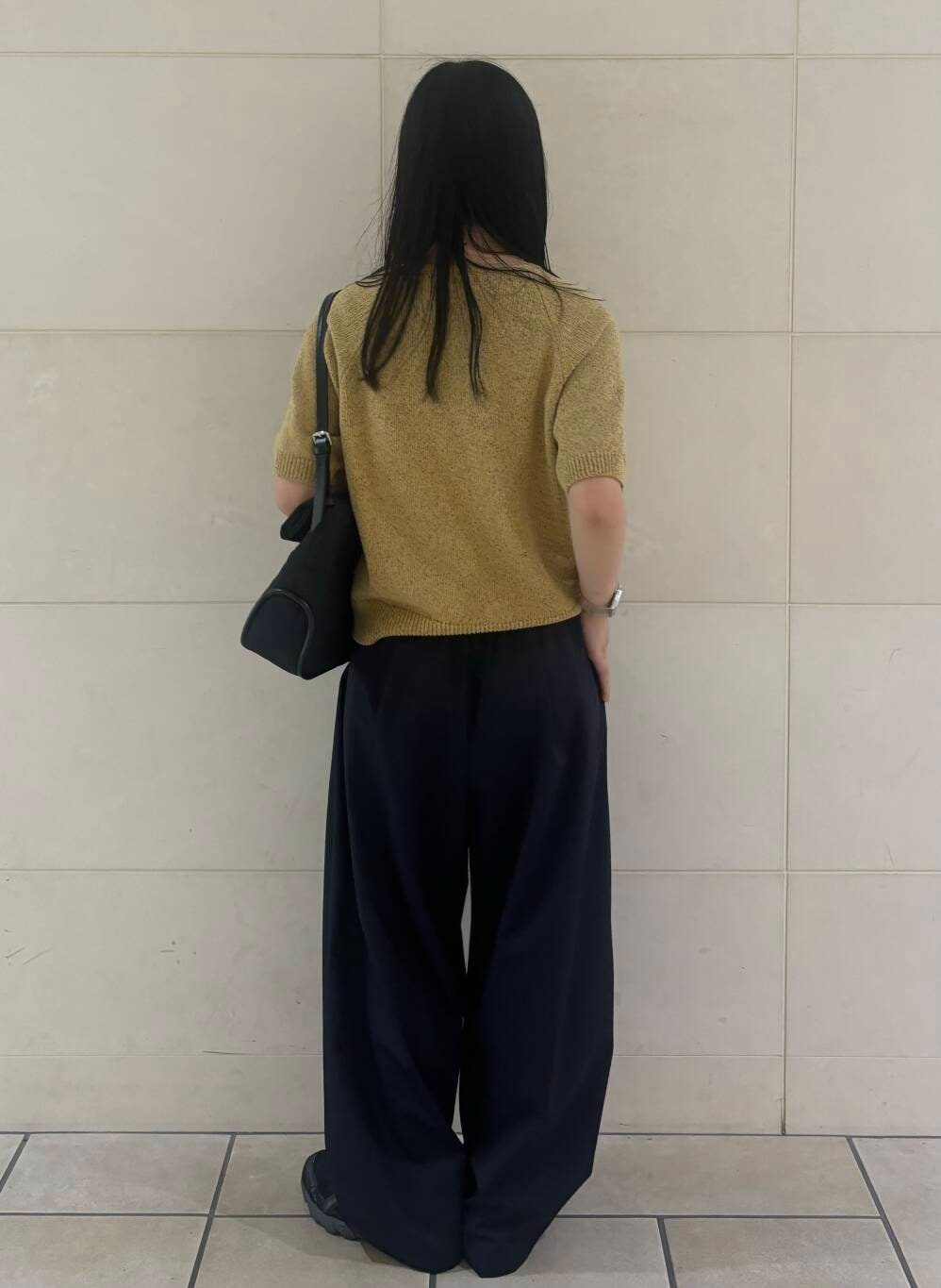 「大人カジュアル、カジュアルコーデ、シンプルコーデ、mizuiroind、低身長、アーバンリサーチドアーズ、newarrival、休日スタイル、doors、低身長コーデ、新作、綺麗めパンツ、旅行コーデ、ナチュラル×イエベ秋、私のイチ推しブランド」｜「RODE SKOのADD CULUMN　ROLLA M FABRIC（ショルダーバッグ、ブラック系）」を使った、chihiroさん（レディース・153cm）の春コーディネートの3枚目の写真